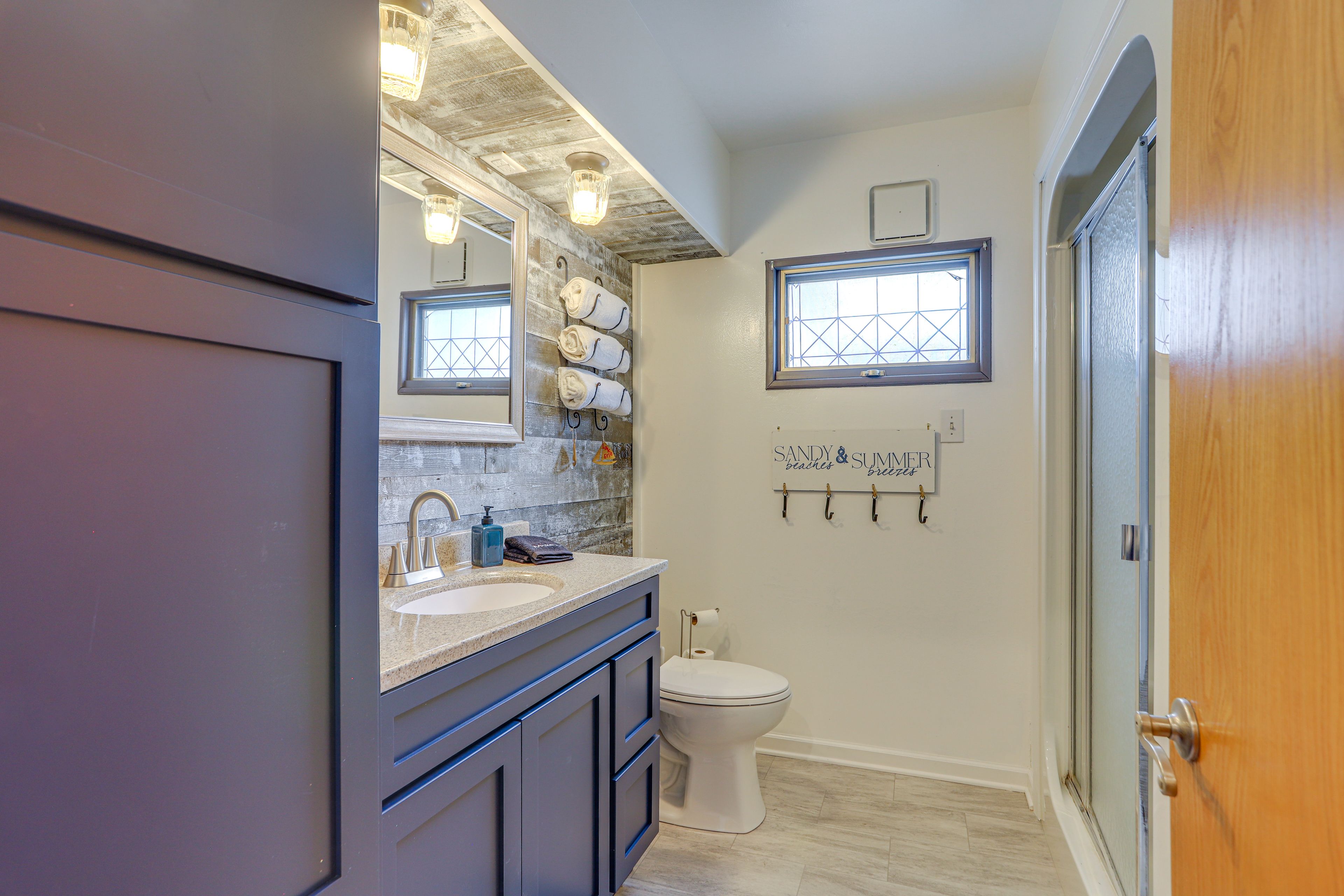 Full Bathroom | 1st Floor | Towels Provided | Hair Dryer