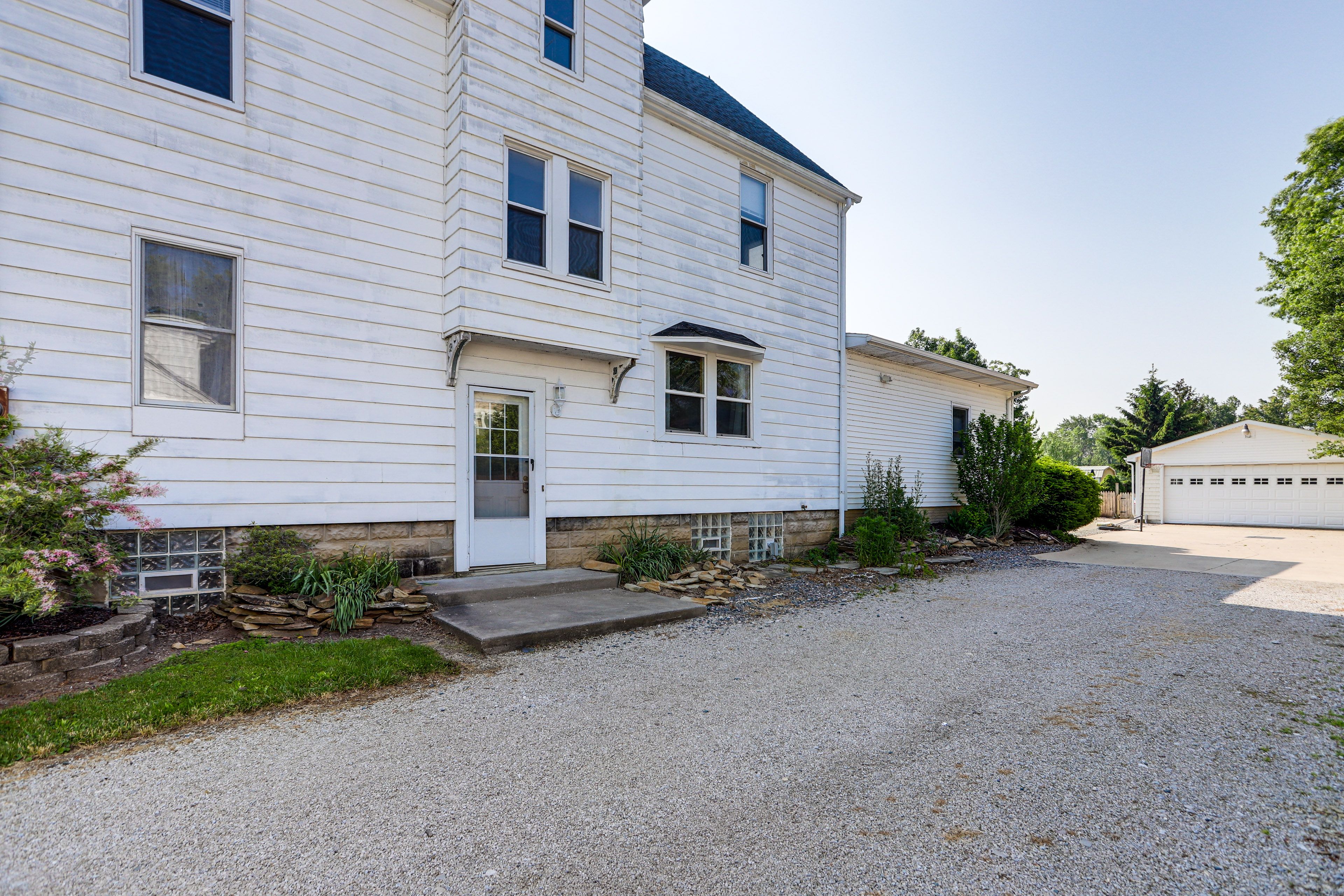 Exterior | Parking | Driveway (6 Vehicles)