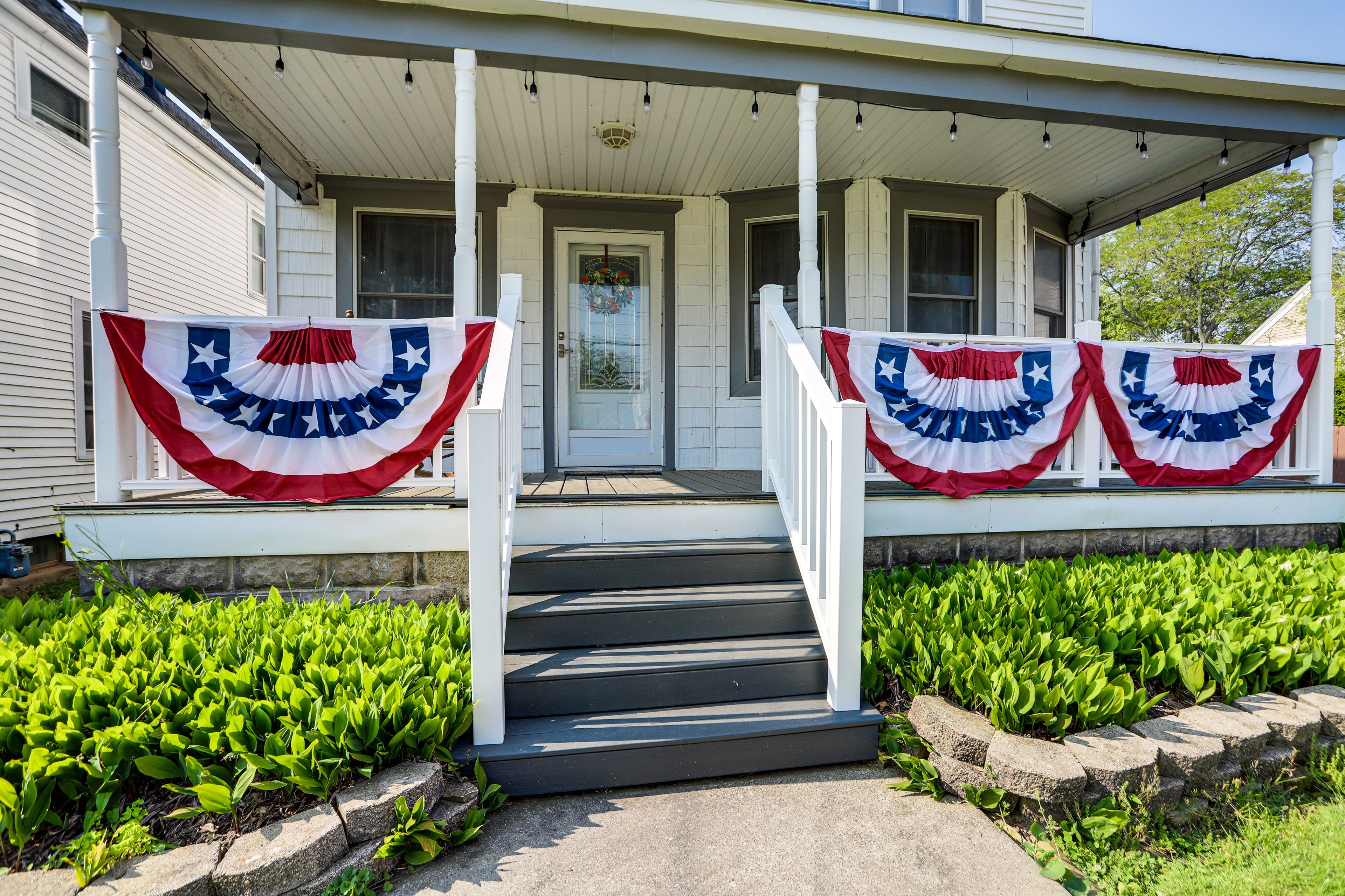 Covered Front Porch w/ Seating
