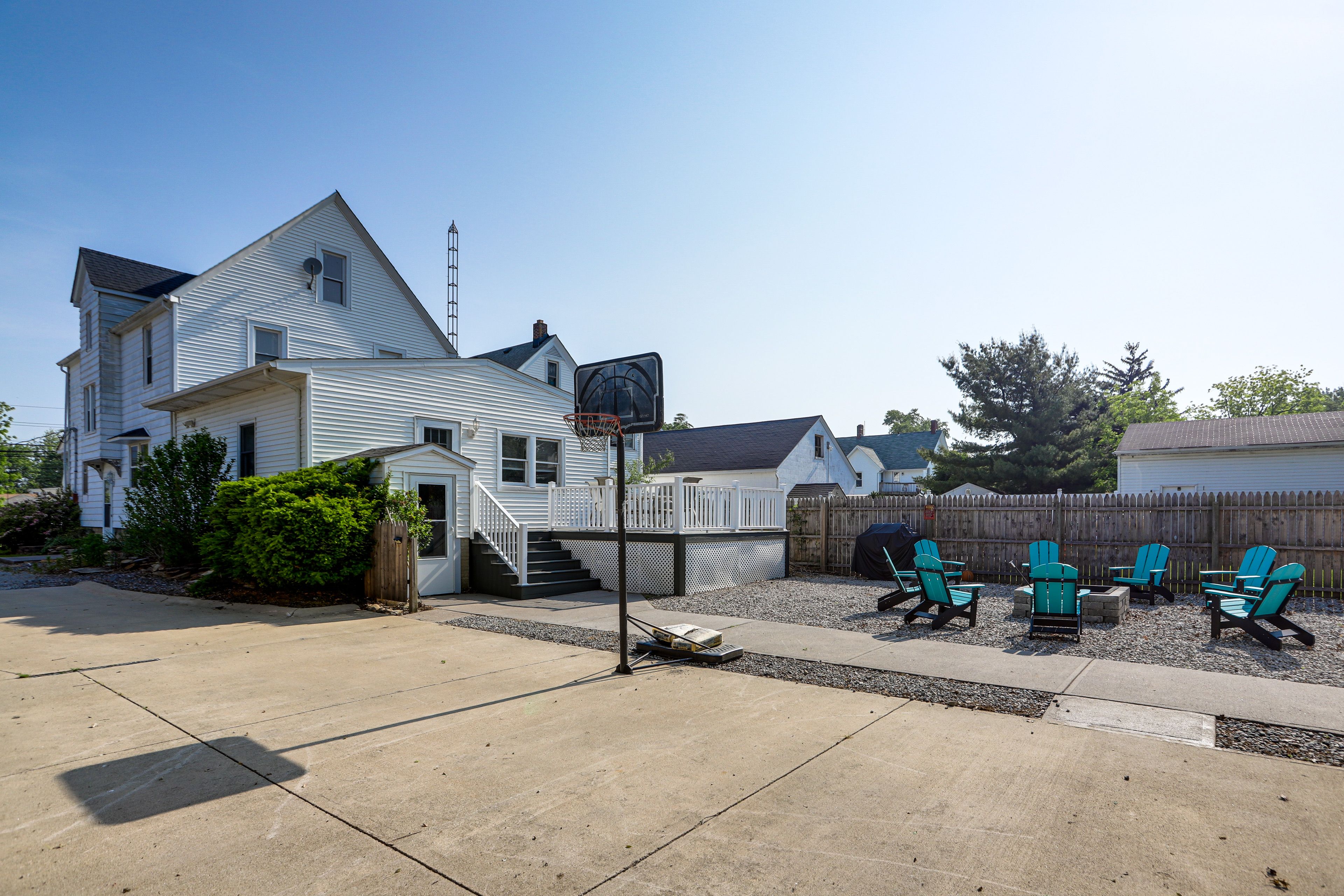 Patio | Gas Grill | Fire Pit | Basketball Hoop