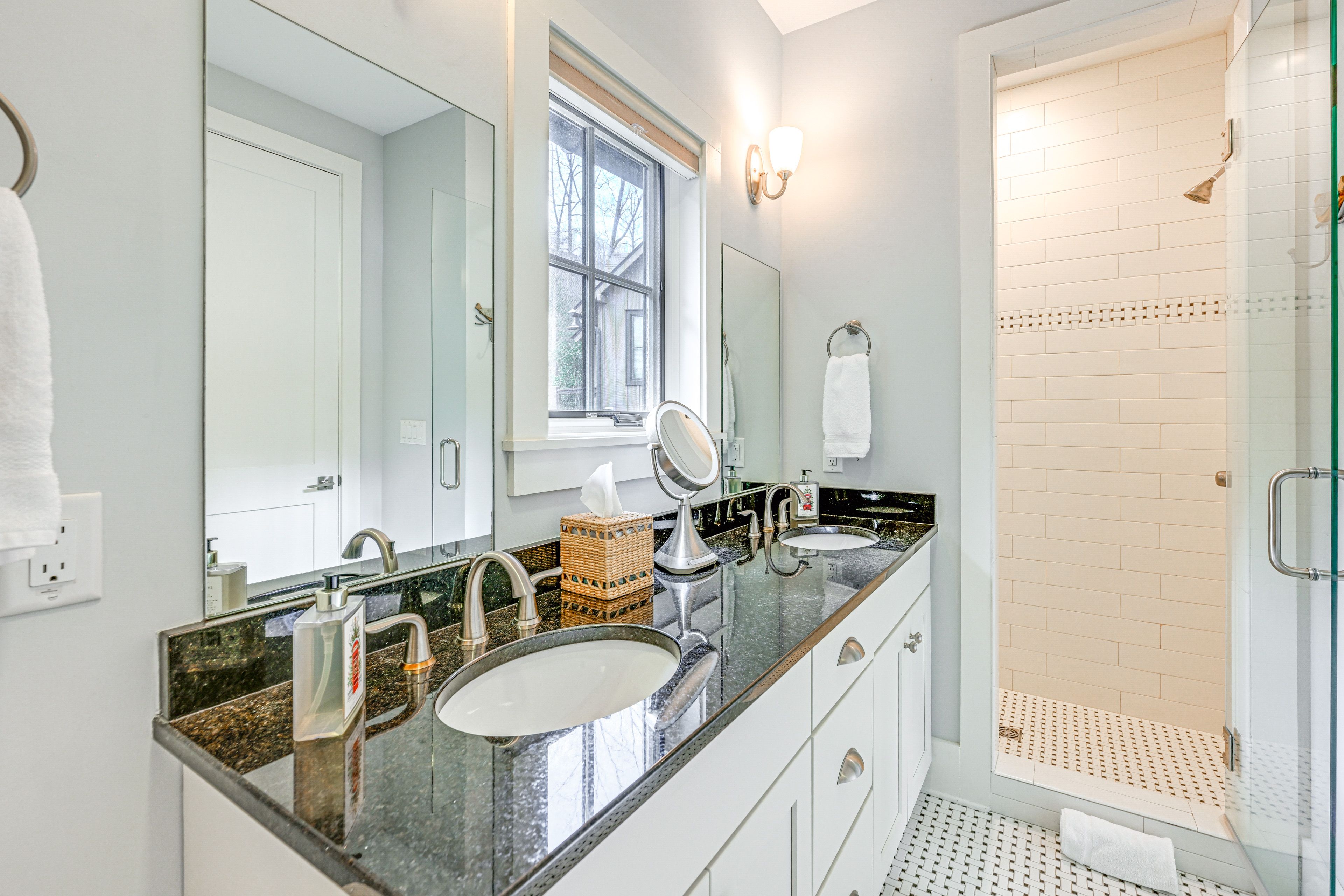 Full Bathroom | Upper Floor | Towels Provided