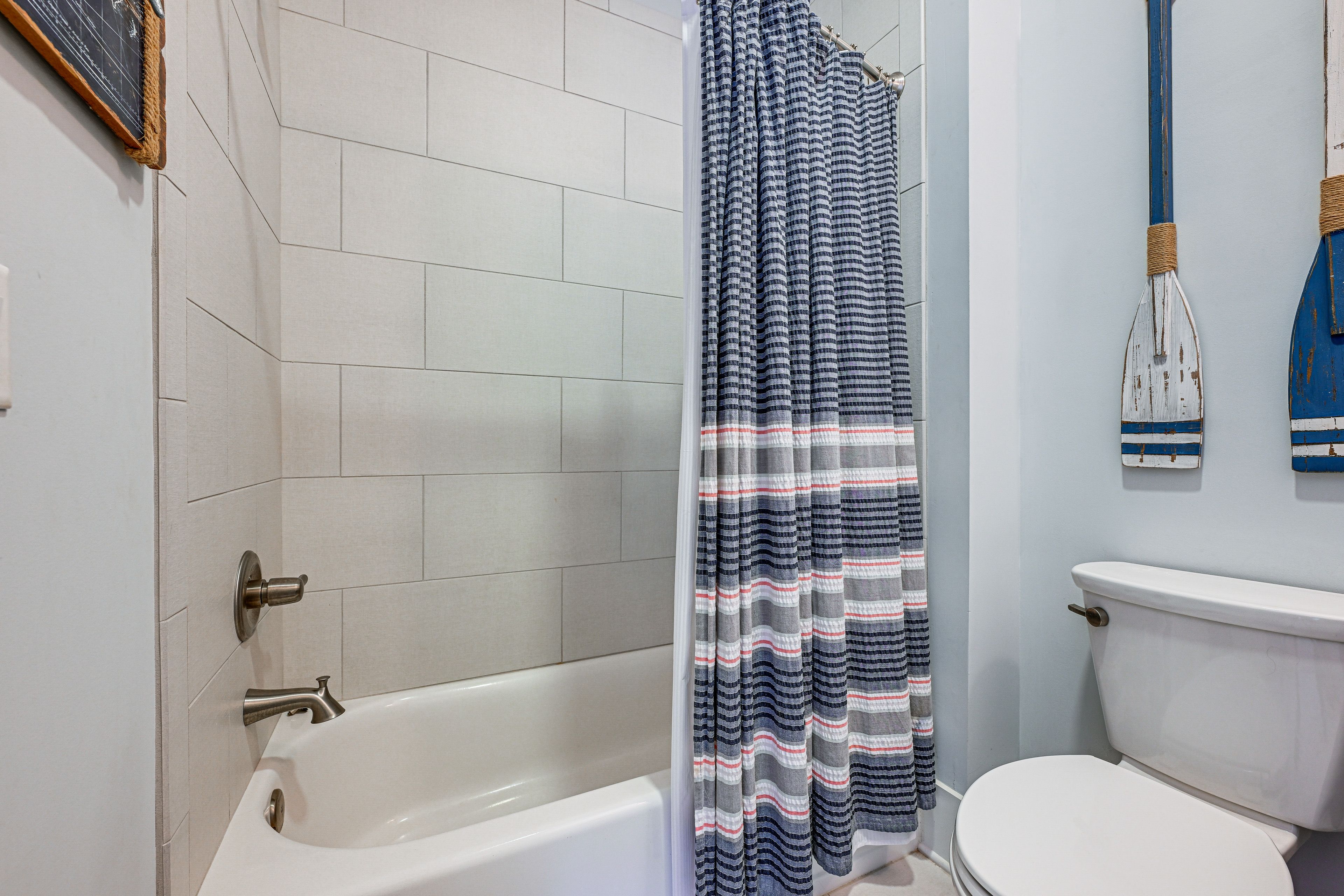 Full Bathroom | Lower Floor | Towels Provided