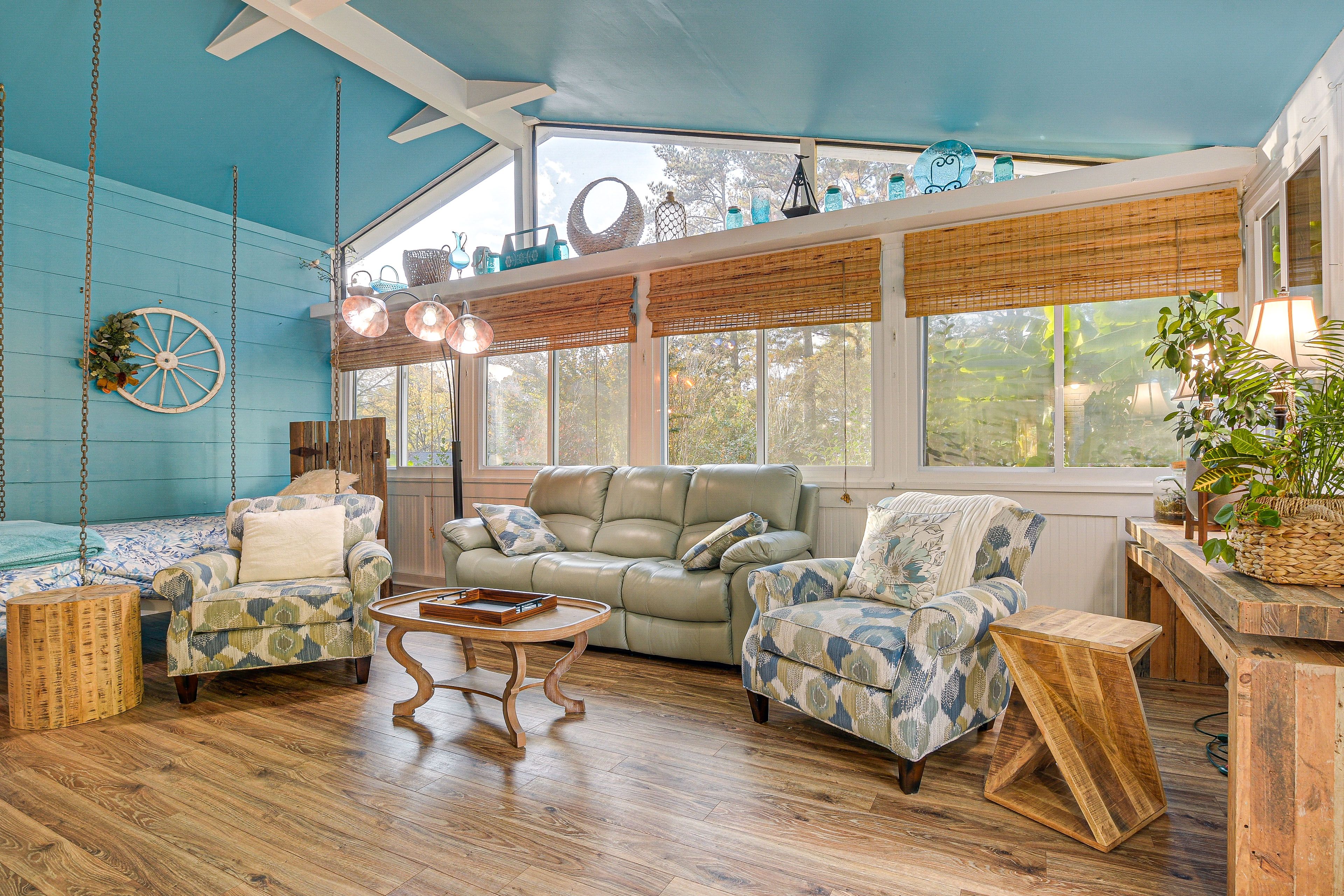 Sunroom | Full Swinging Bed | Smart TV | Fireplace | 1 Addt'l Step Required