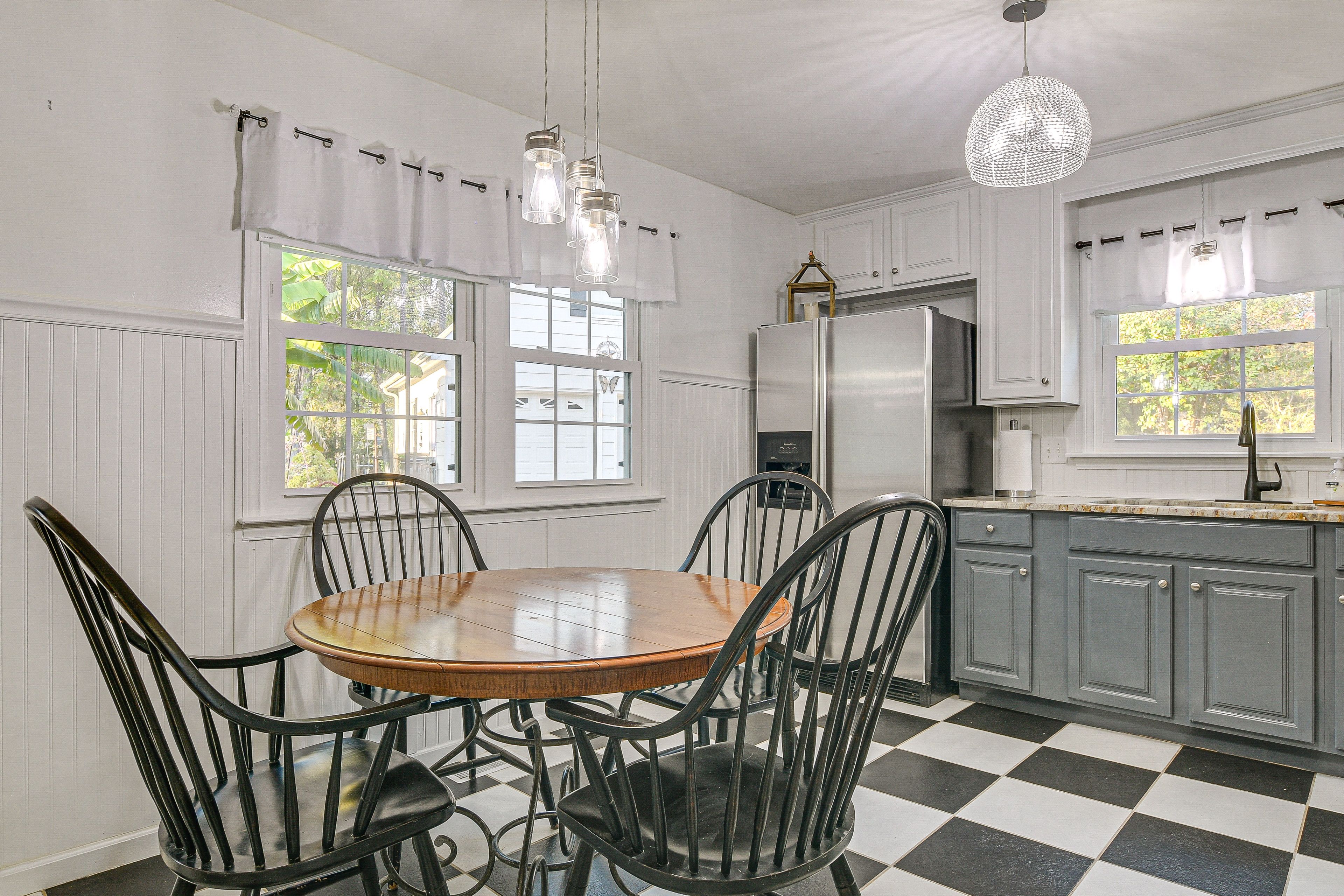 Dining Area | Dishware/Flatware Provided