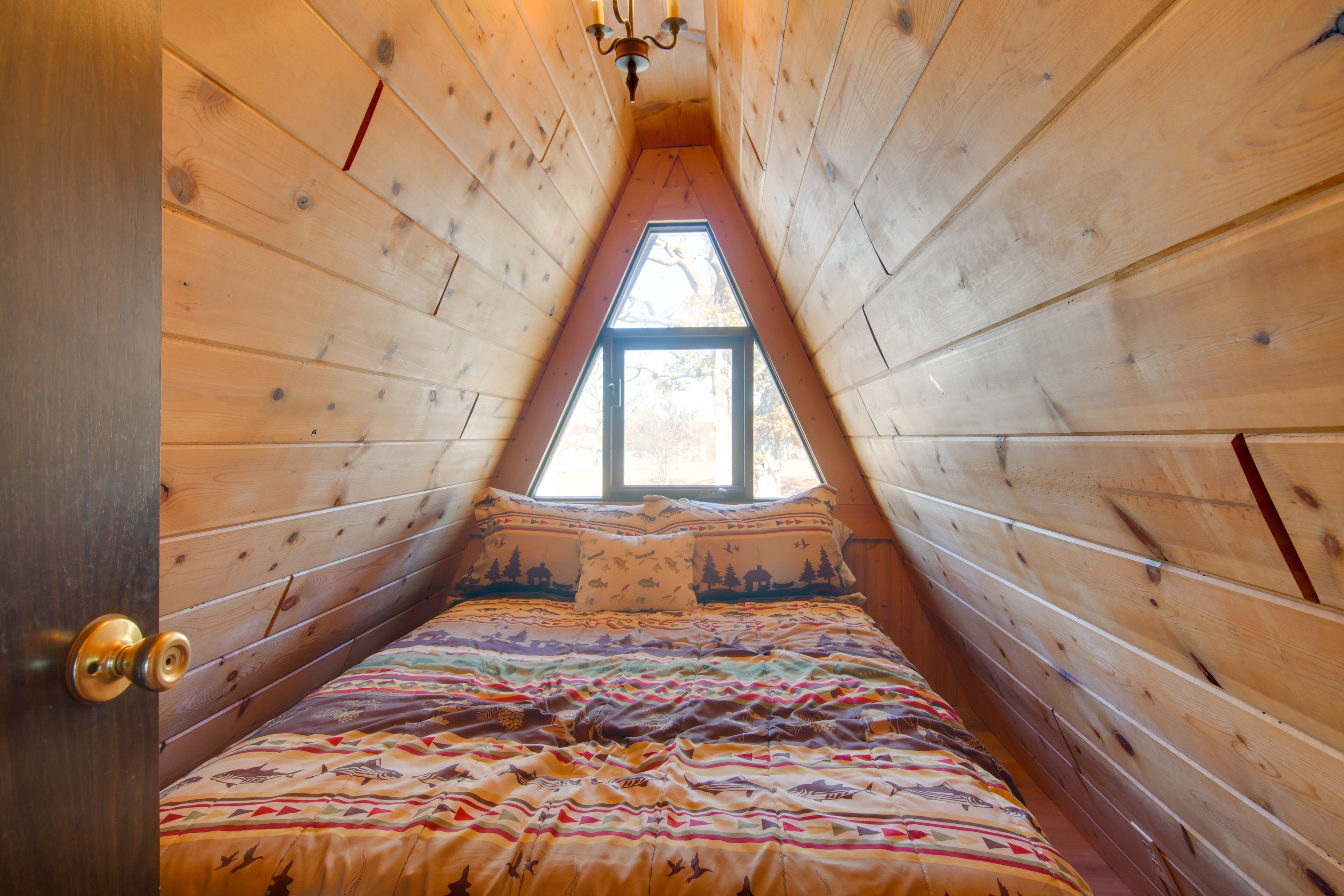 Bedroom 2 | Queen Bed | 2nd Floor