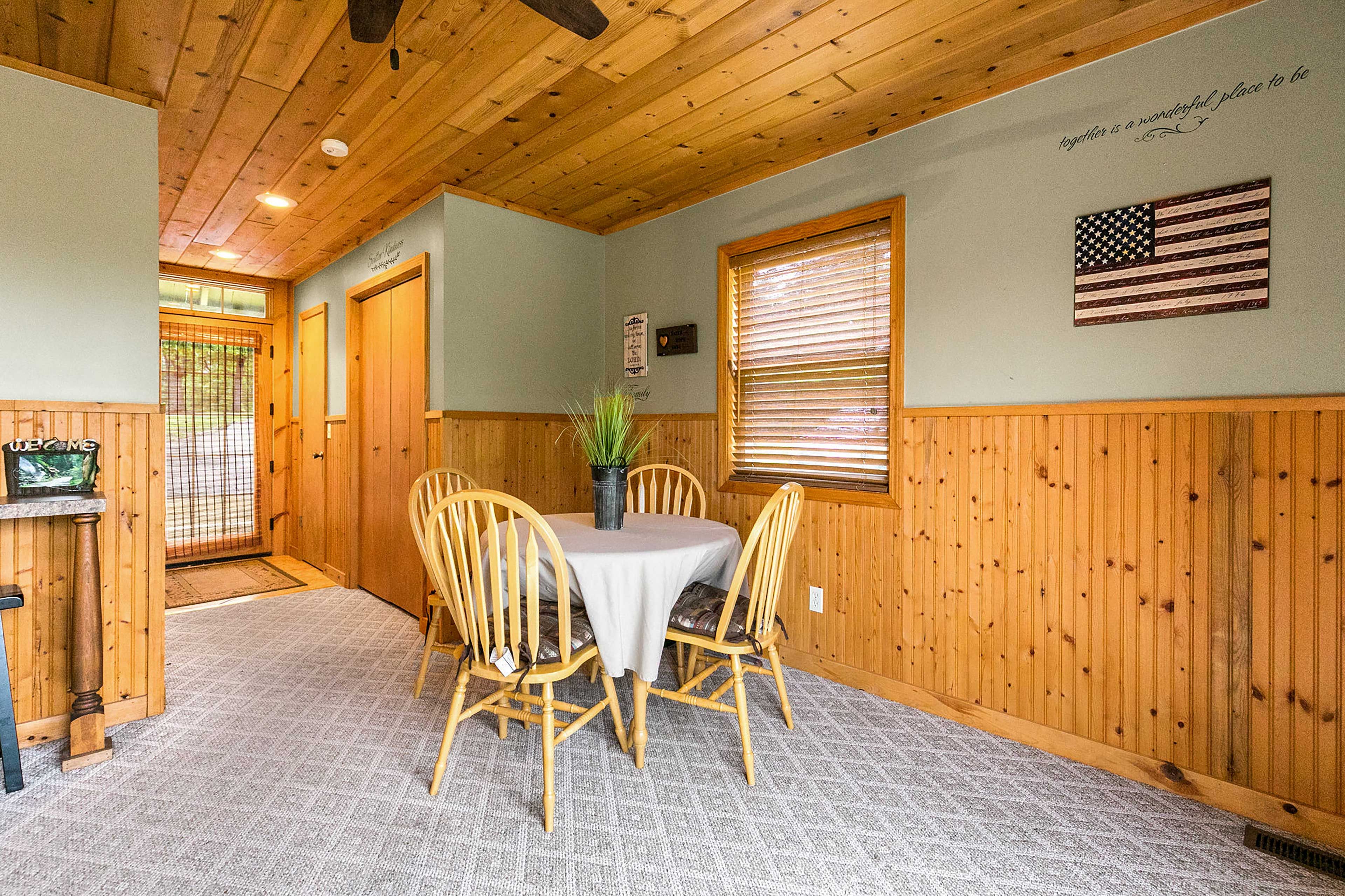 Dining Area | Dishware/Flatware Provided | 1st Floor