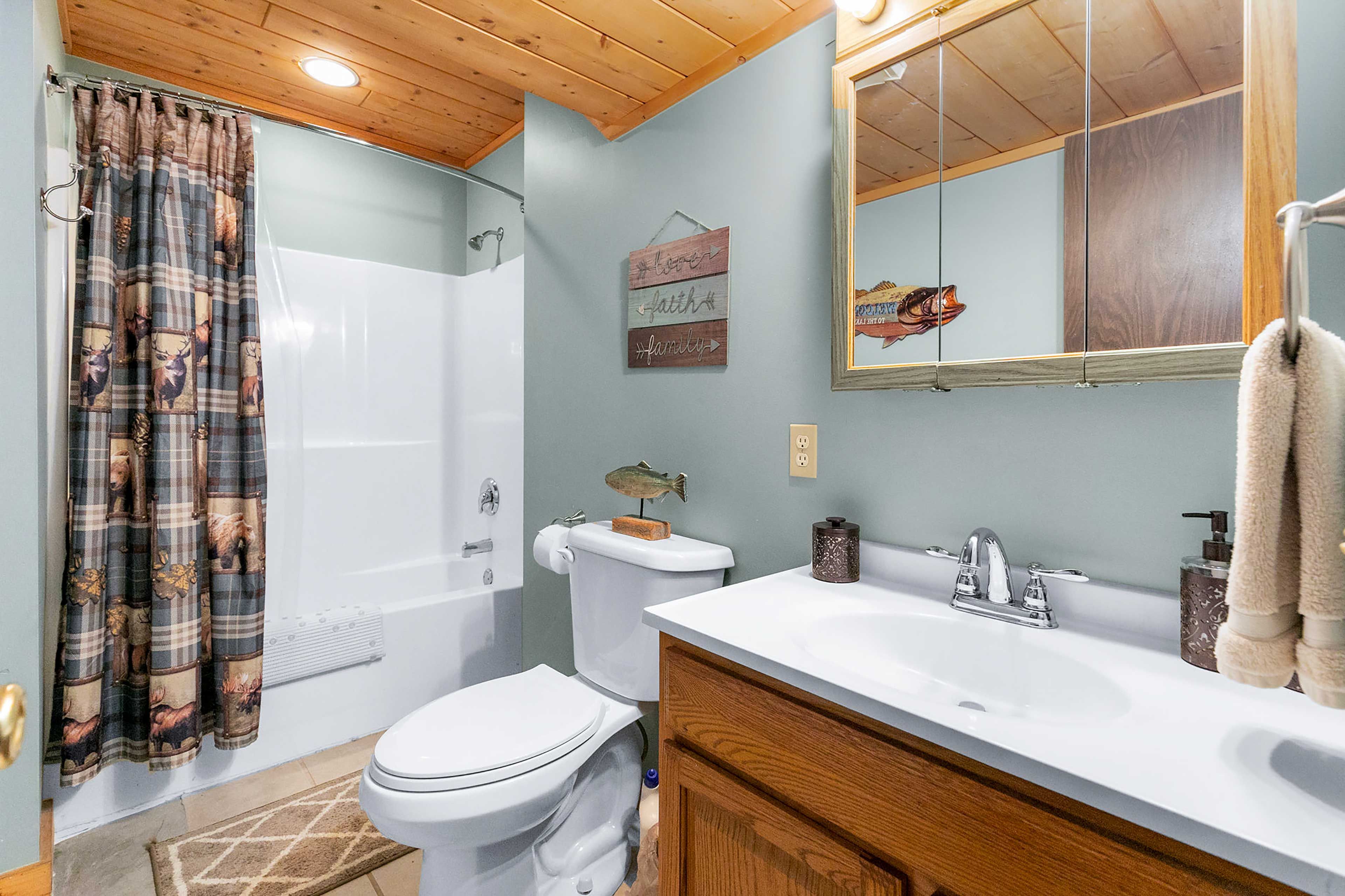 Full Bathroom | Towels Provided | 1st Floor