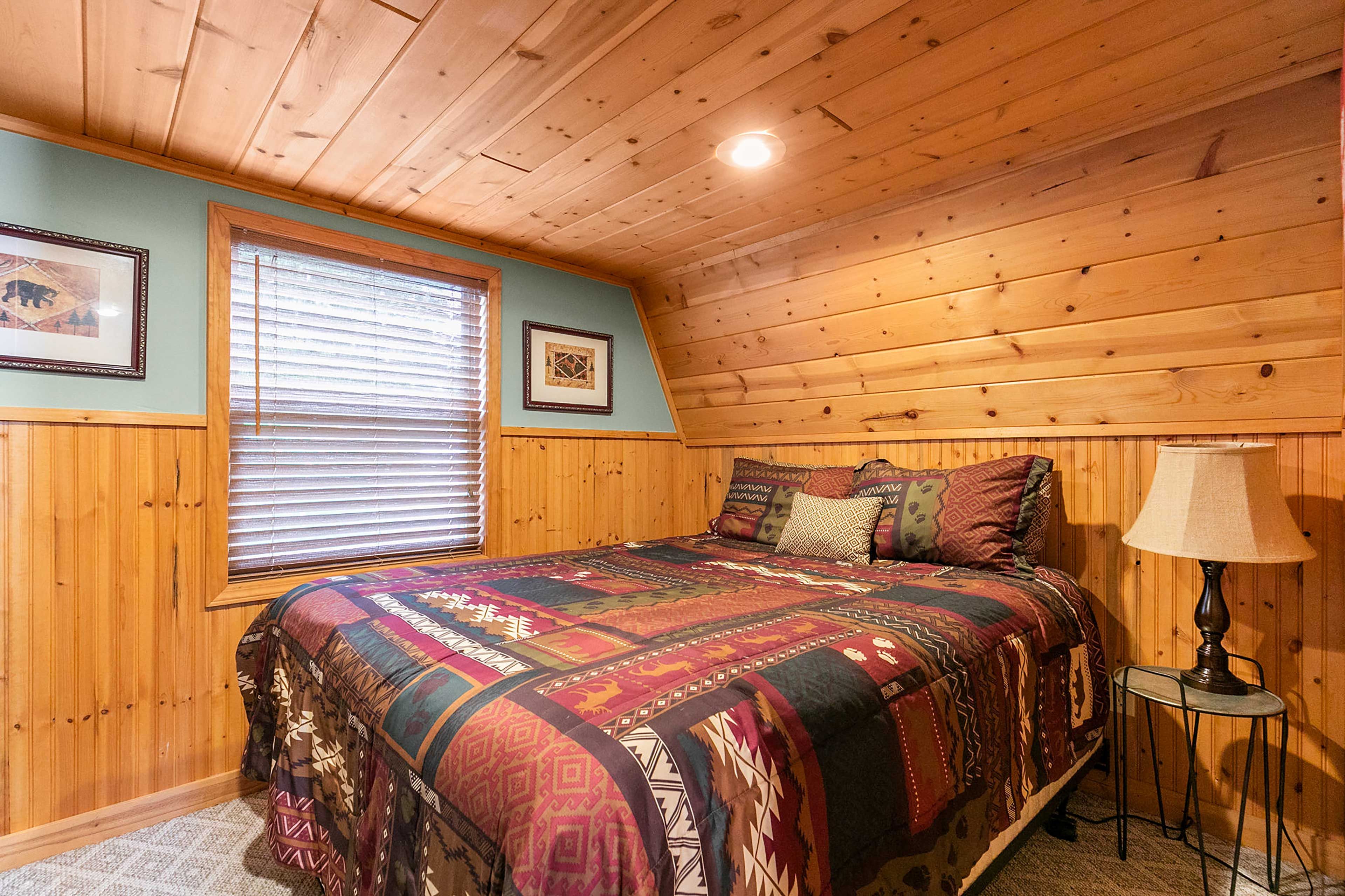 Bedroom 1 | Queen Bed | 1st Floor