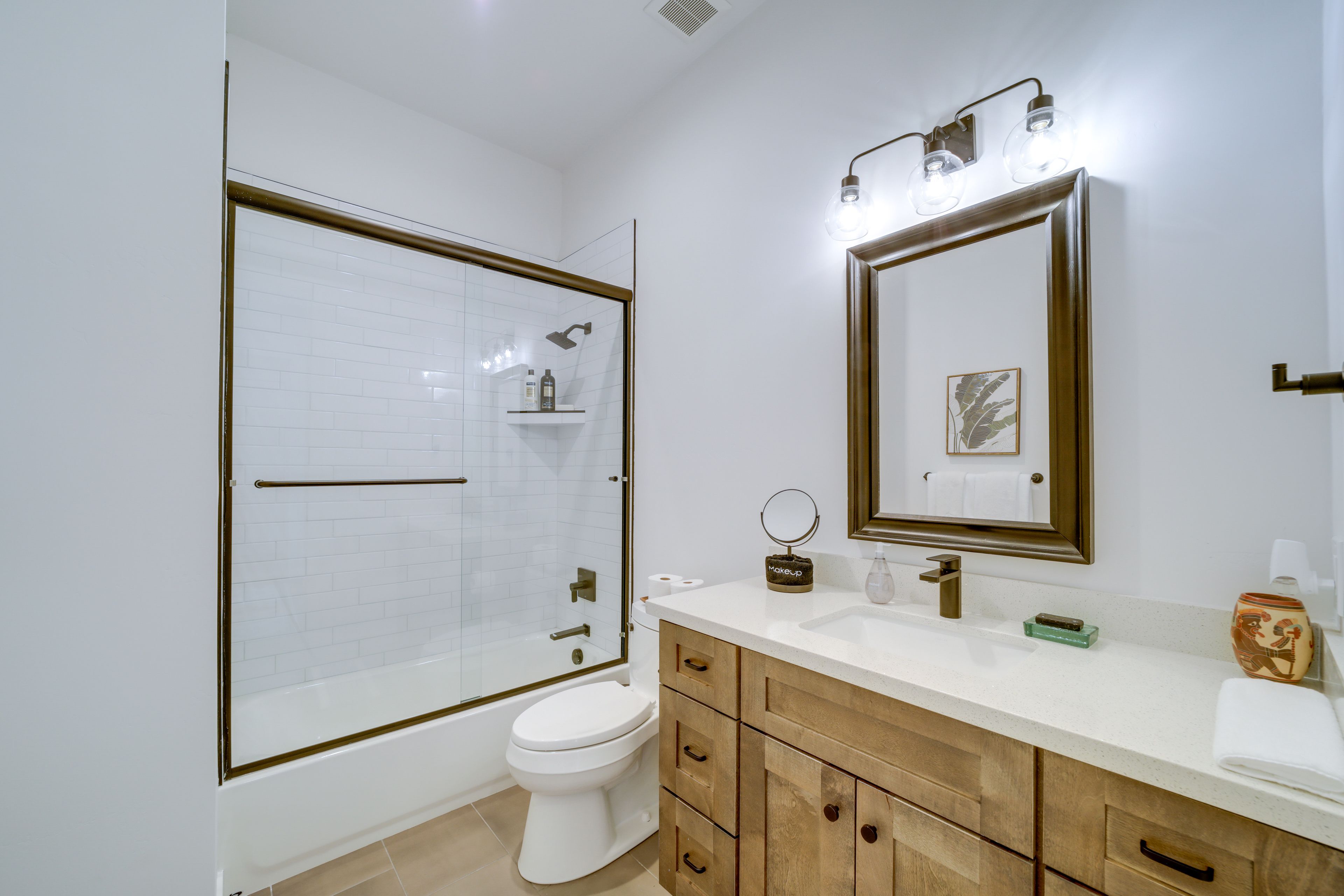 Full Bathroom | Towels Provided