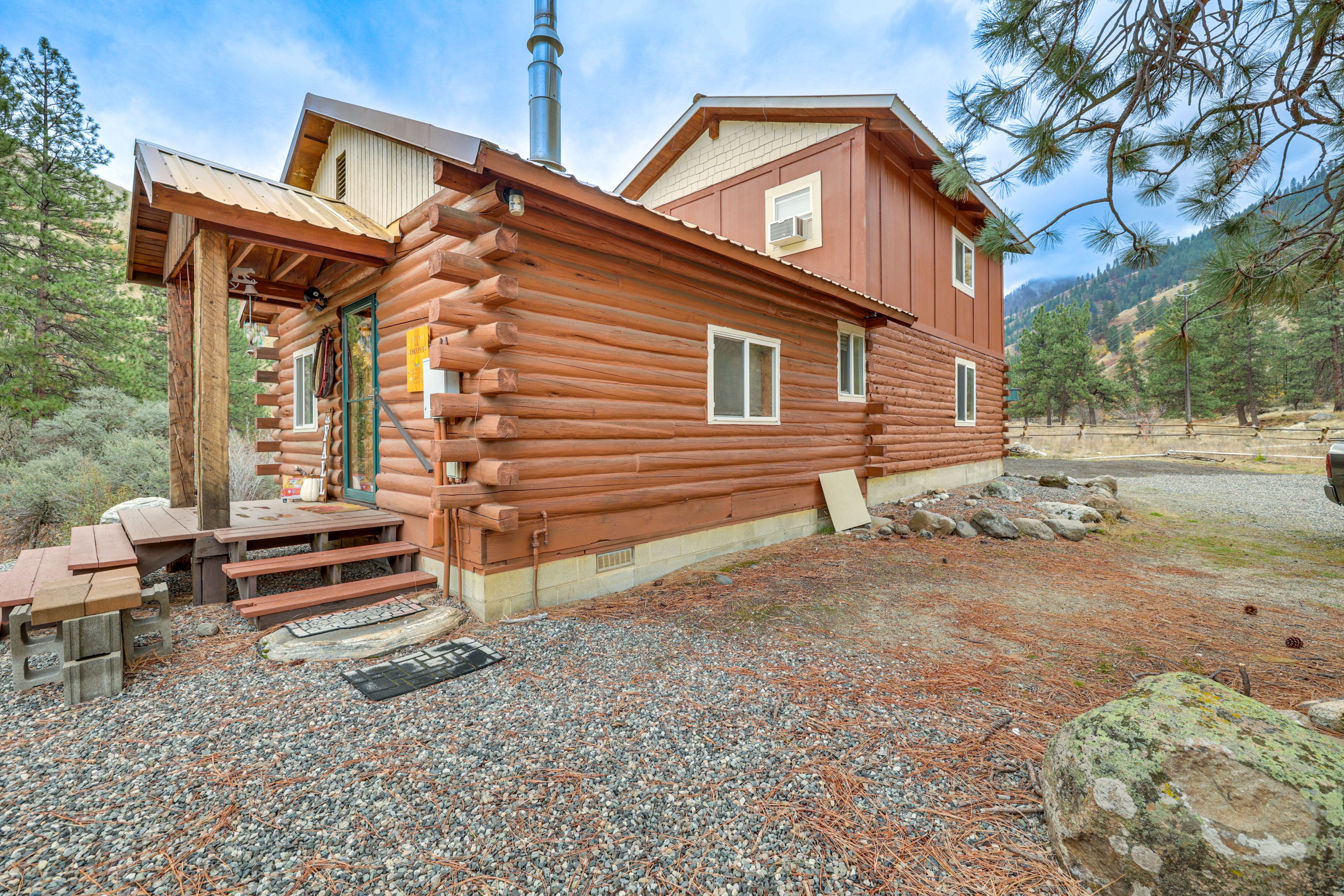 Property Exterior | Driveway (3 Vehicles)