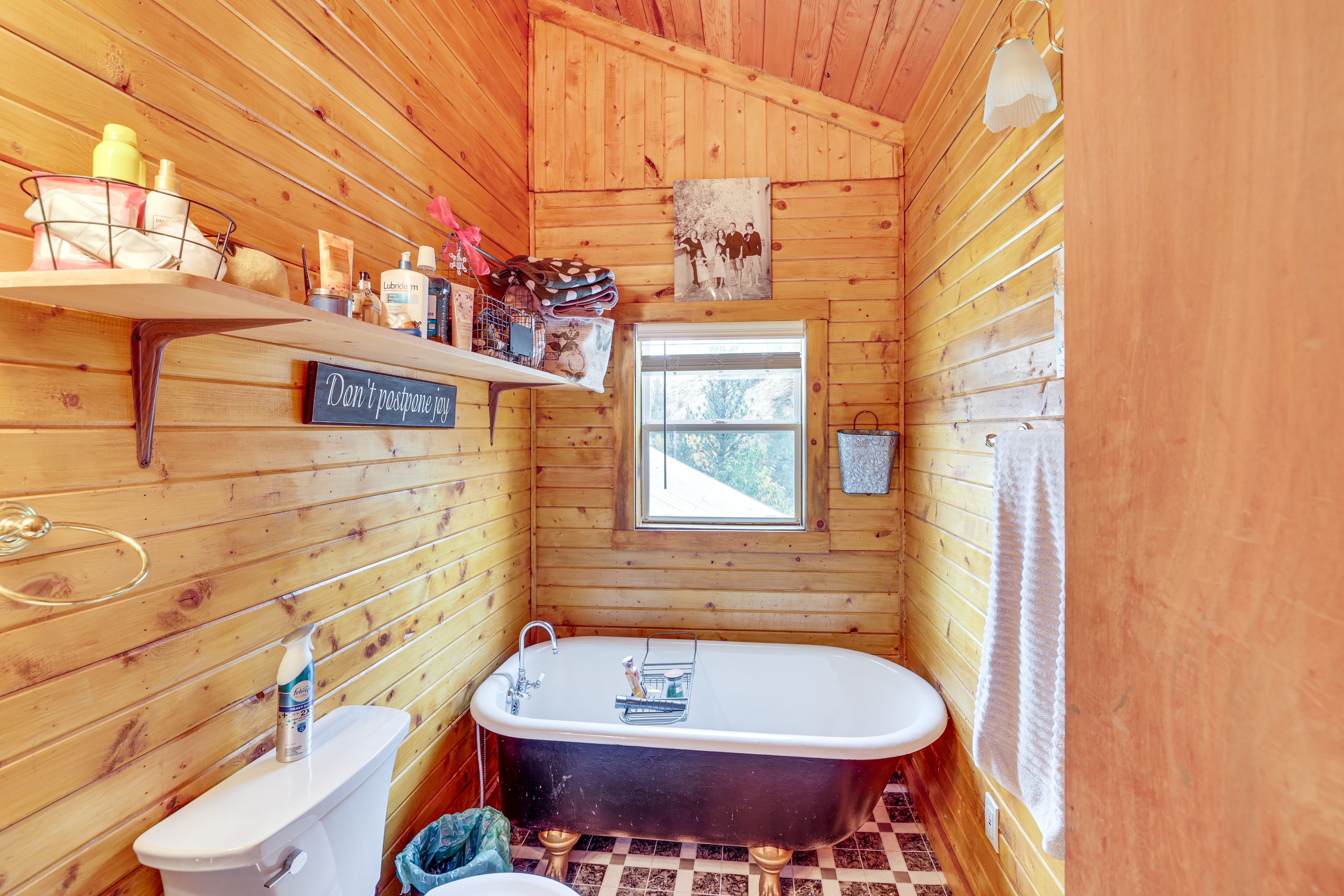 Full Bathroom | 2nd Floor