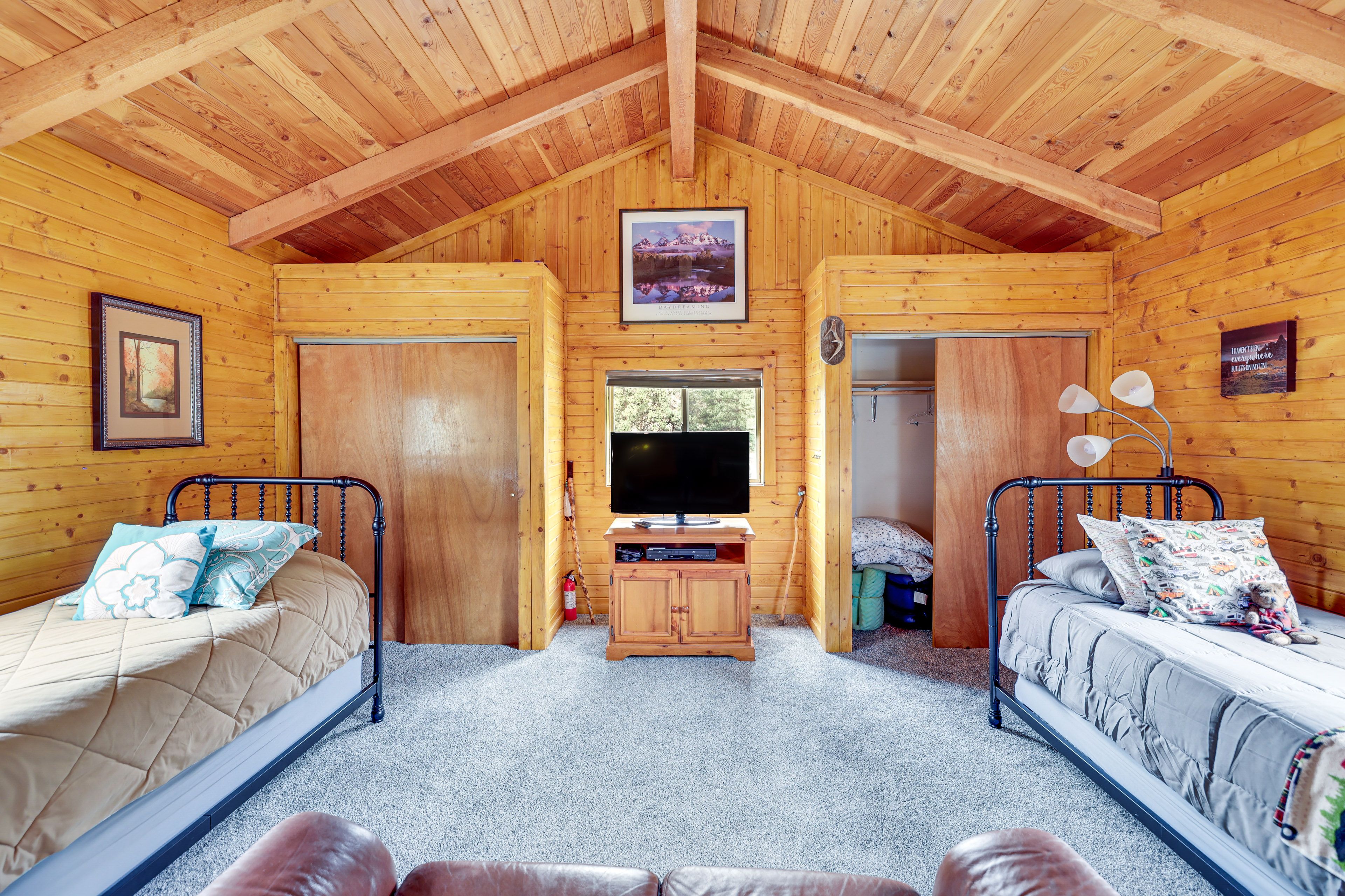Bedroom | 2 Twin Beds | Queen Bed | 2nd Floor