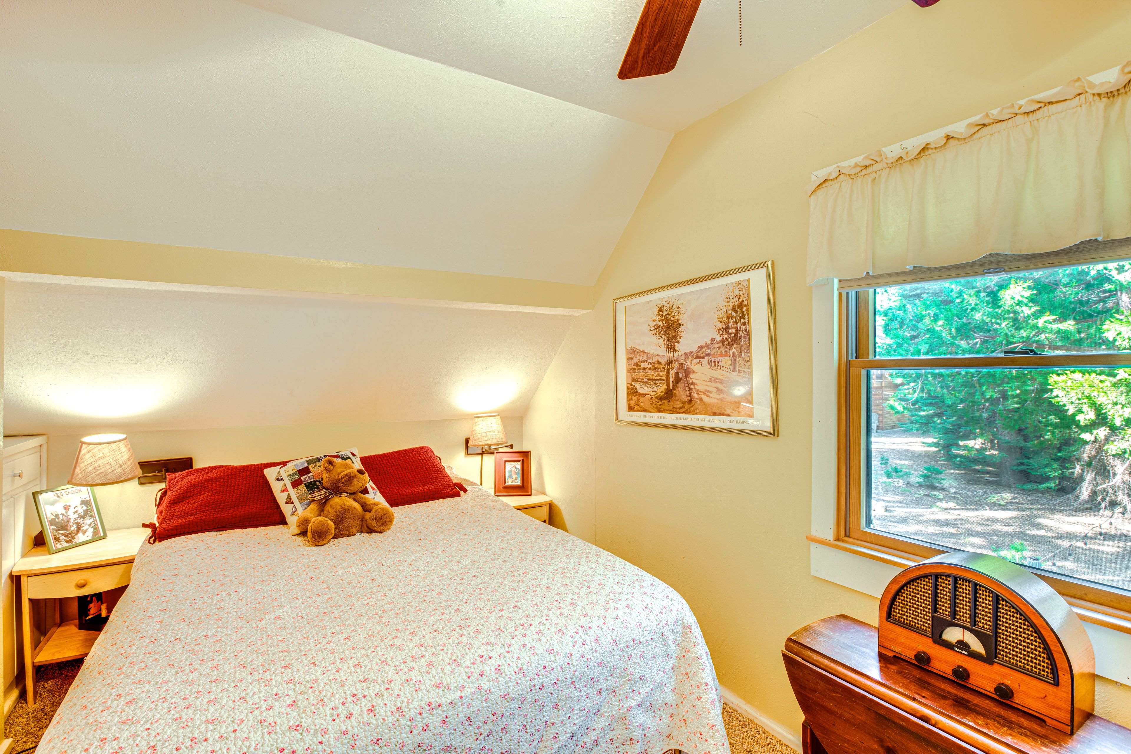Bedroom 2 | Queen Bed | Twin Bed | 2nd Floor