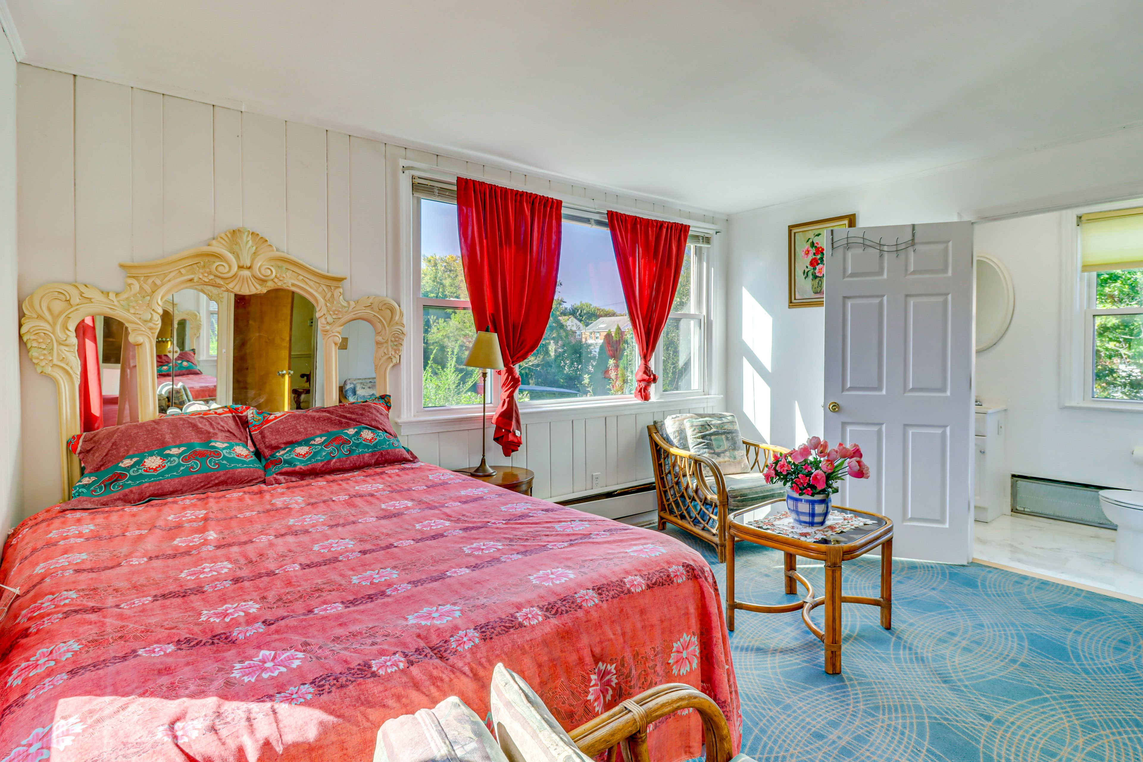 Bedroom 1 | Queen Bed | En-Suite Bathroom | 1st Floor