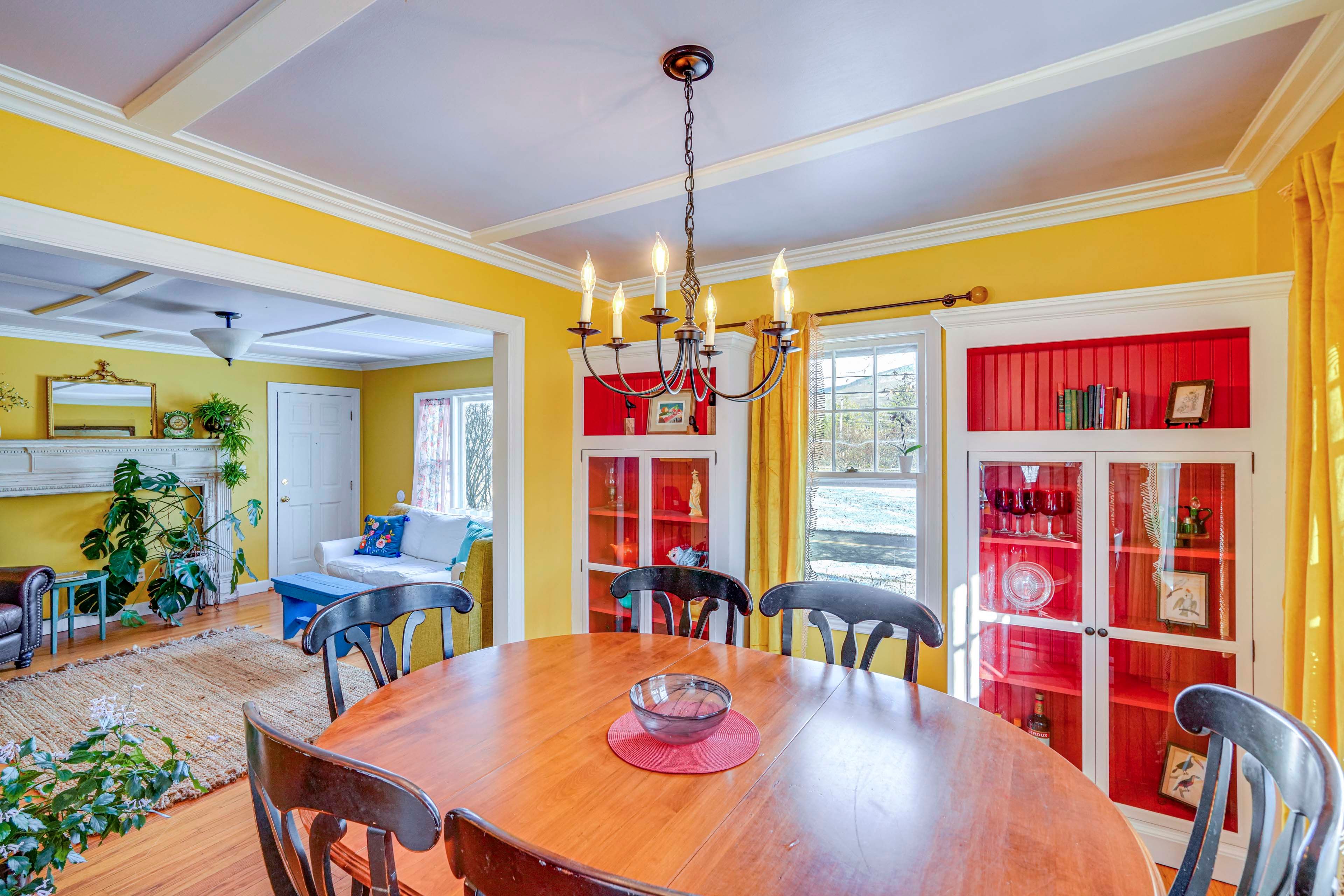 Dining Area | Dishware/Flatware Provided | Main Level