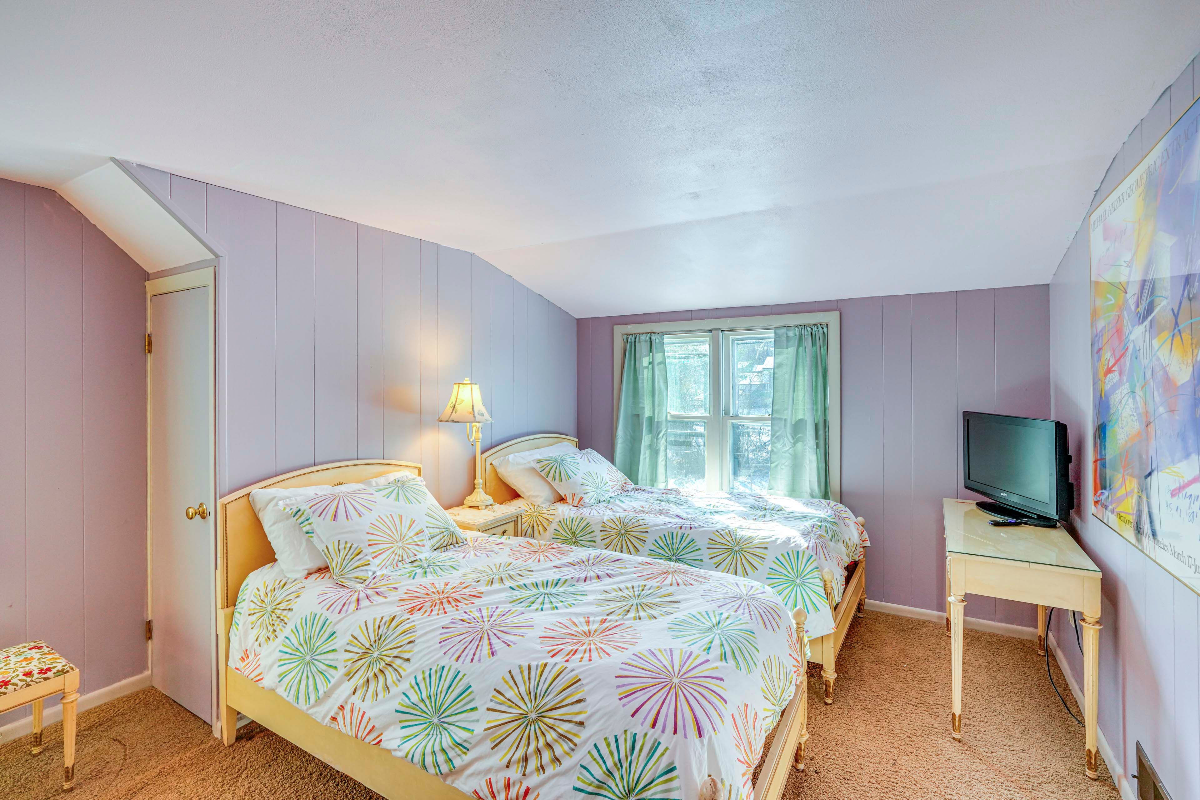 Bedroom 3 | 2 Twin Beds | Smart TV | Upper Level