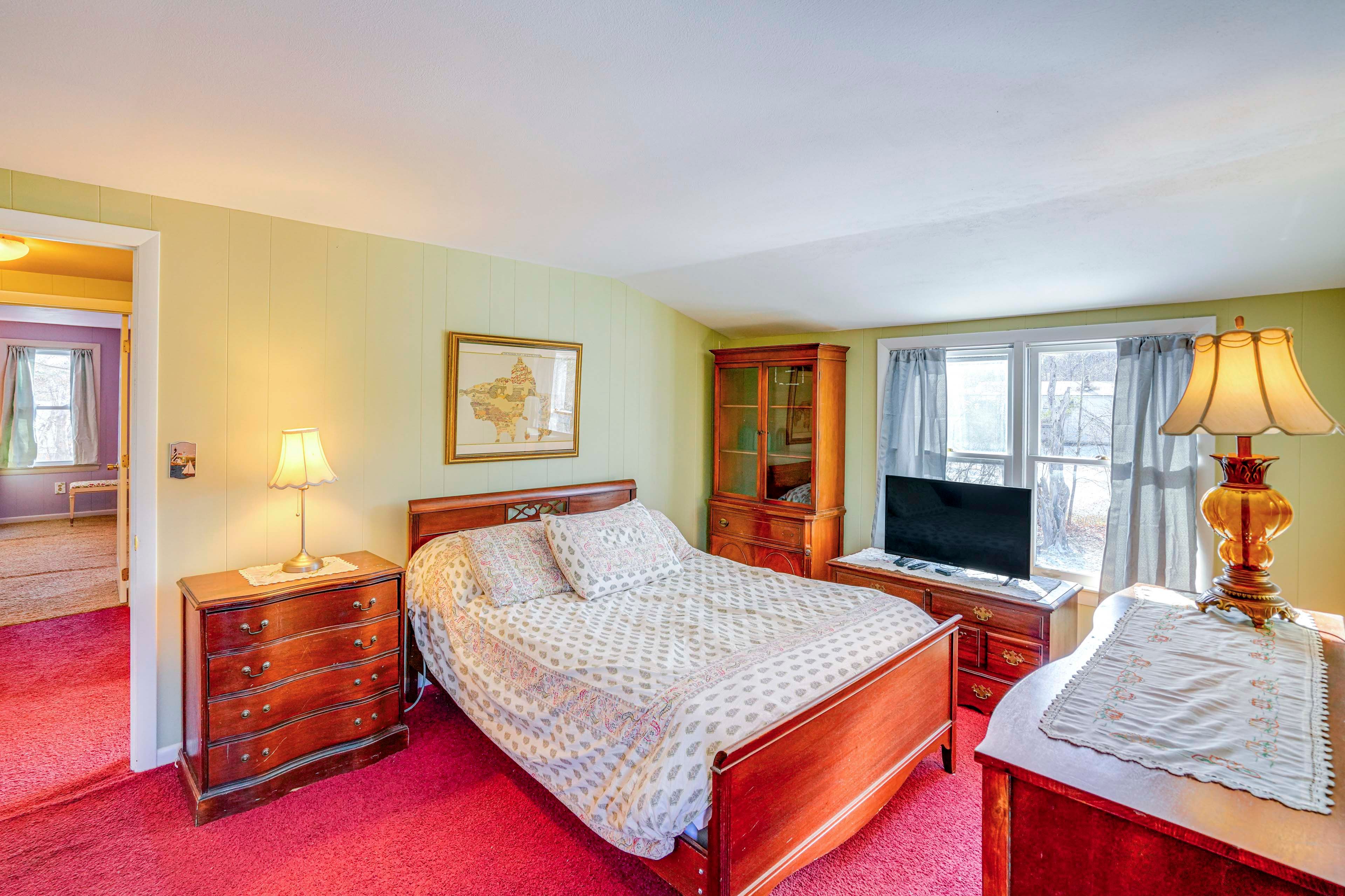 Bedroom 2 | Full Bed | Smart TV | Upper Level