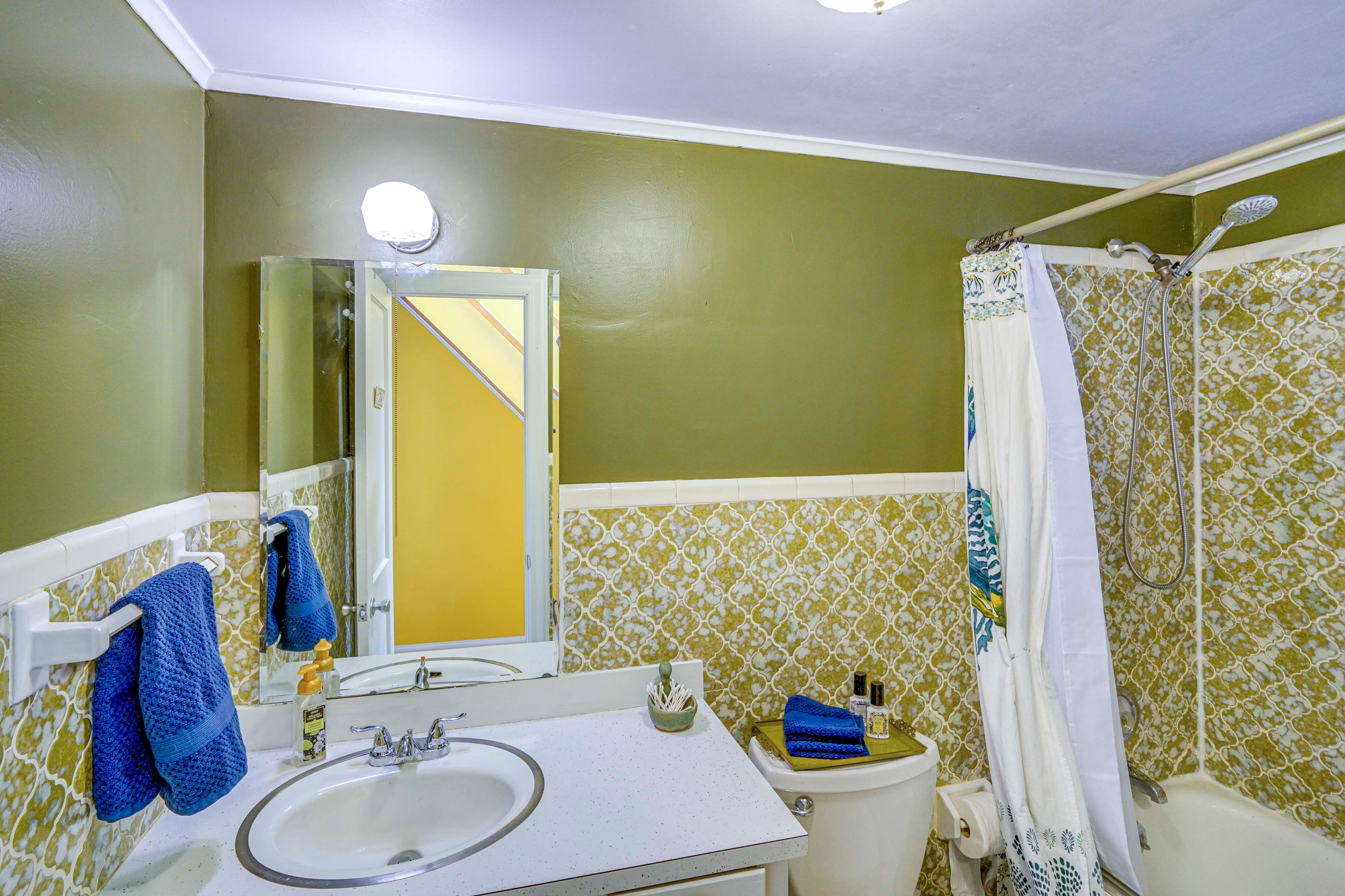 Full Bathroom | Towels Provided | Main Level
