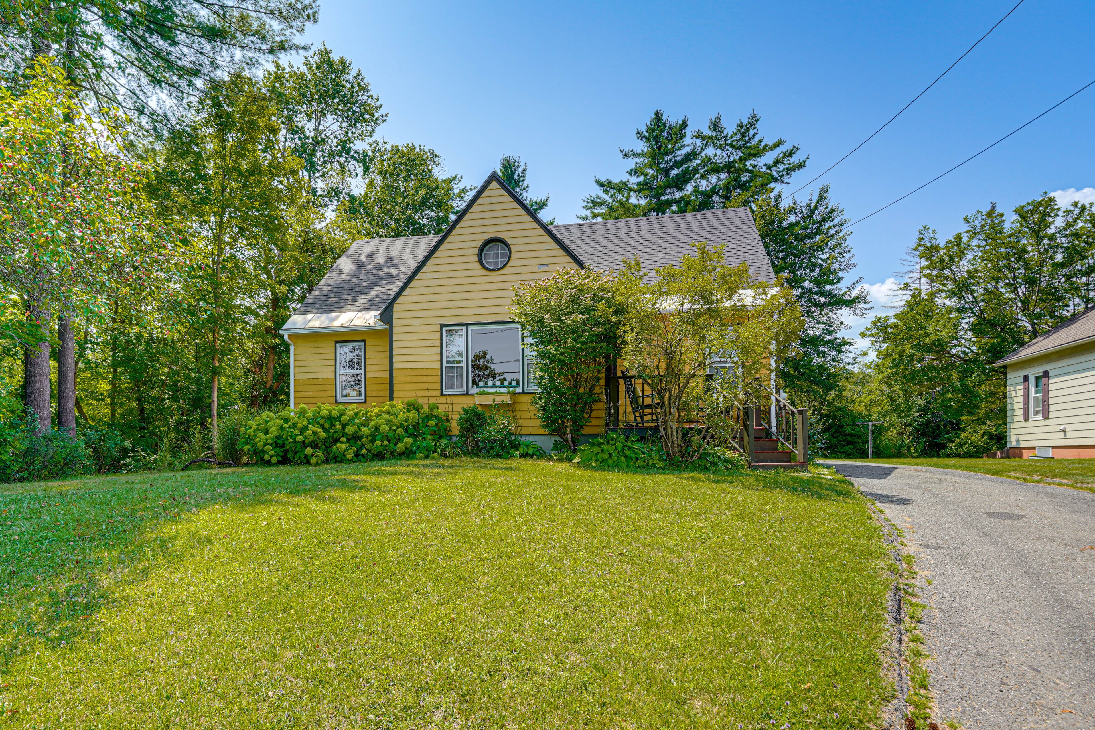 Parking | Driveway (4 Vehicles) | Free Street Parking