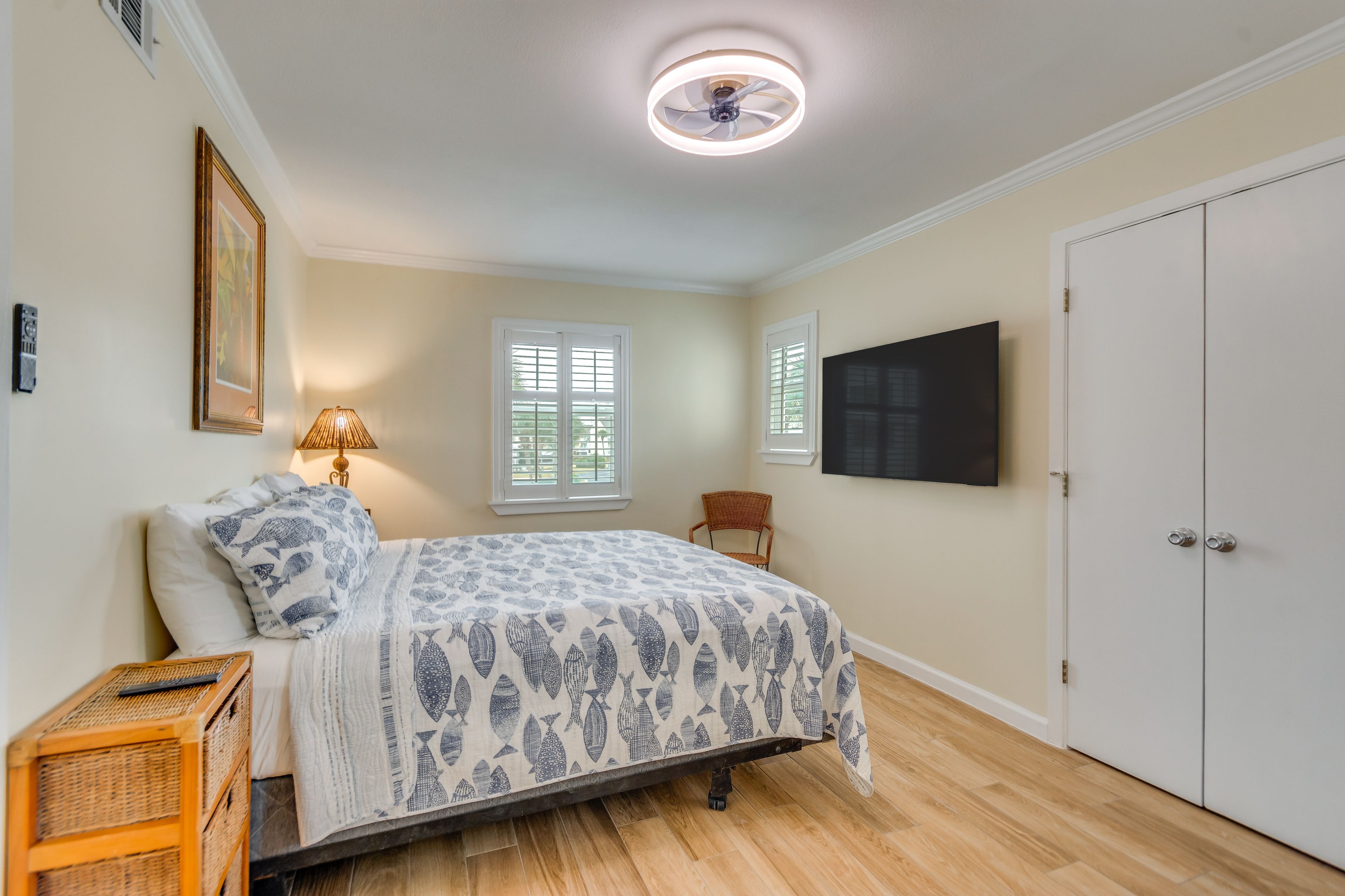 Bedroom 2 | King Bed | 2nd Floor | En-Suite | Hangers