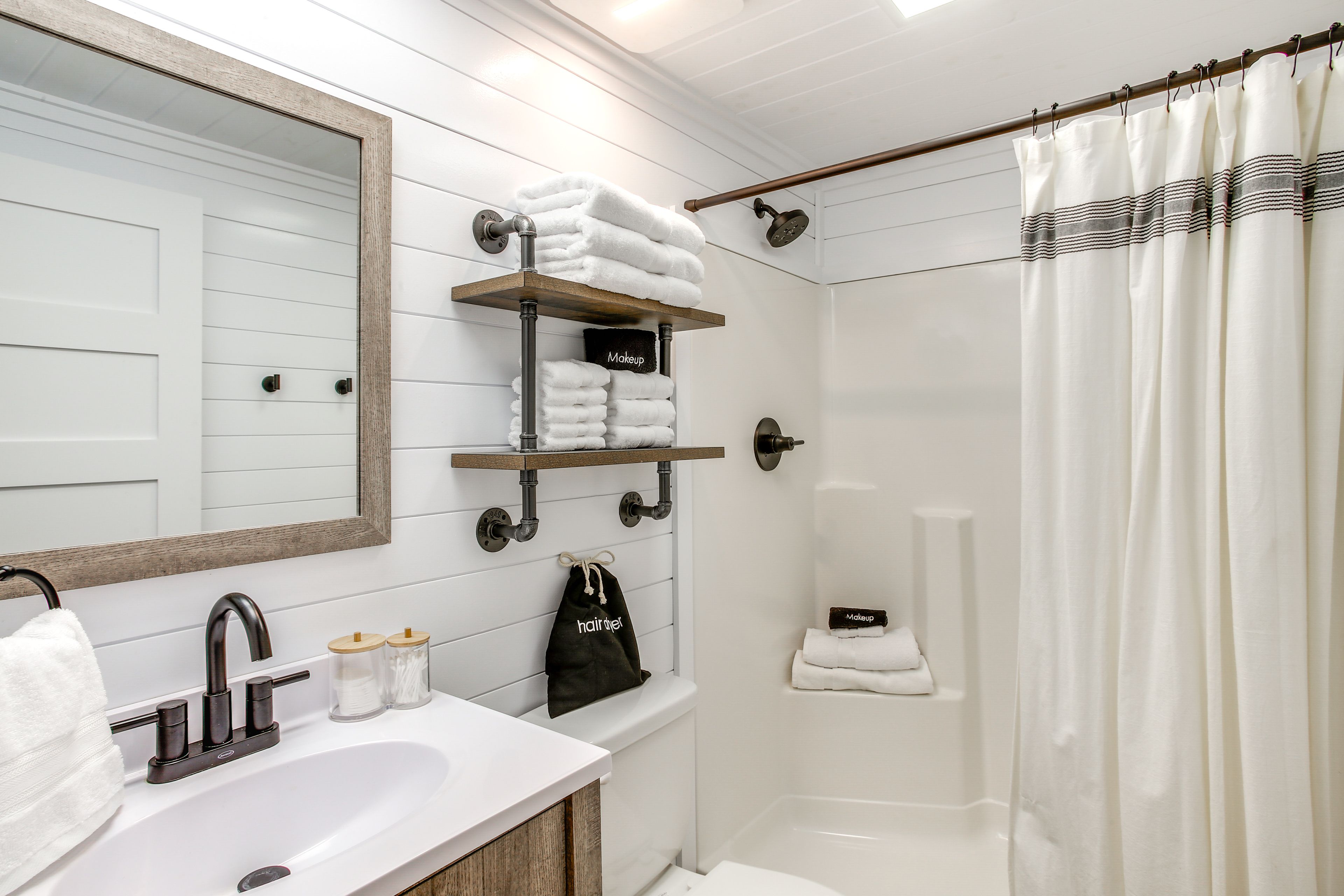 Full Bathroom | Main Level | Complimentary Toiletries