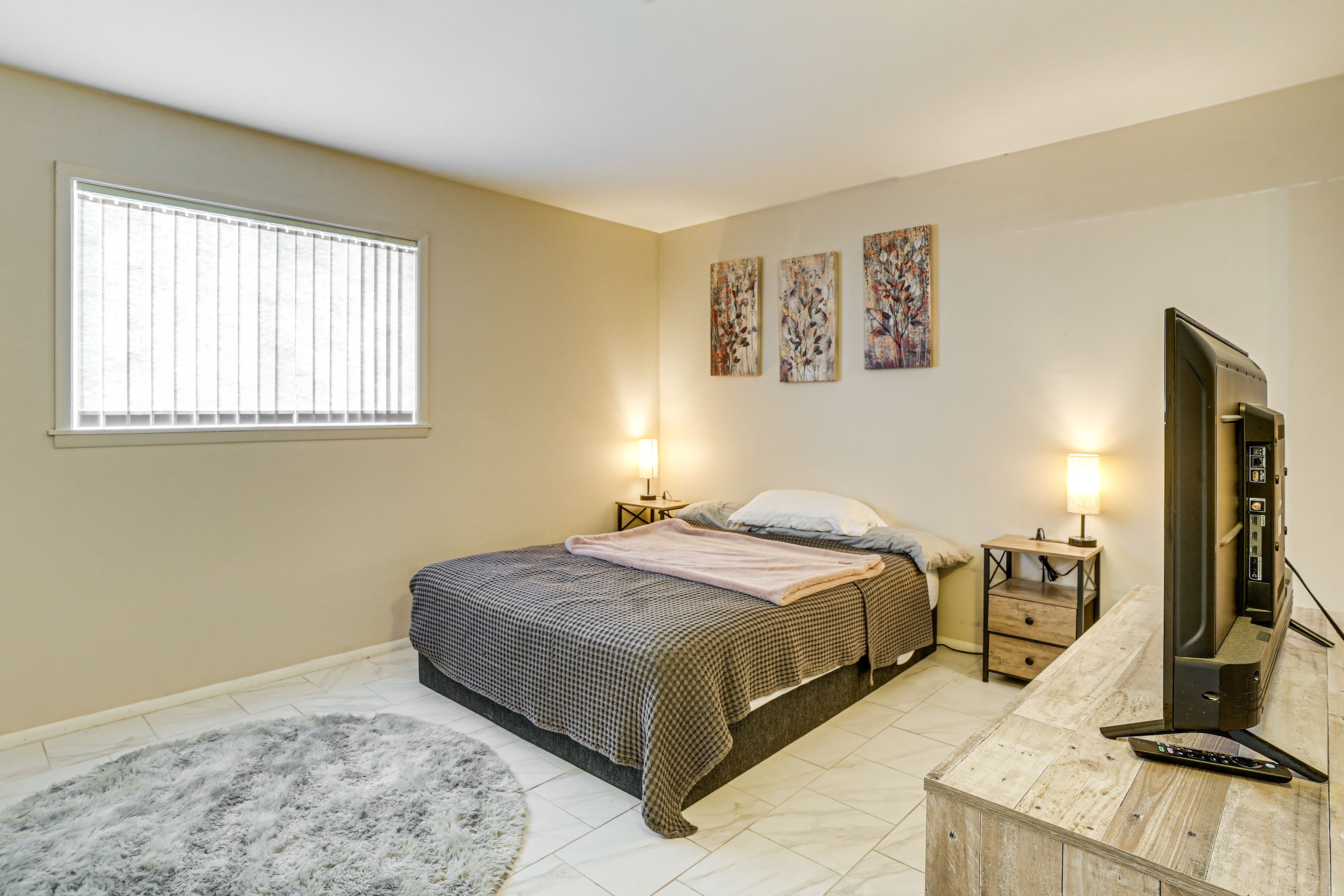Bedroom 1 | Queen Bed | Smart TV | En-Suite Bathroom