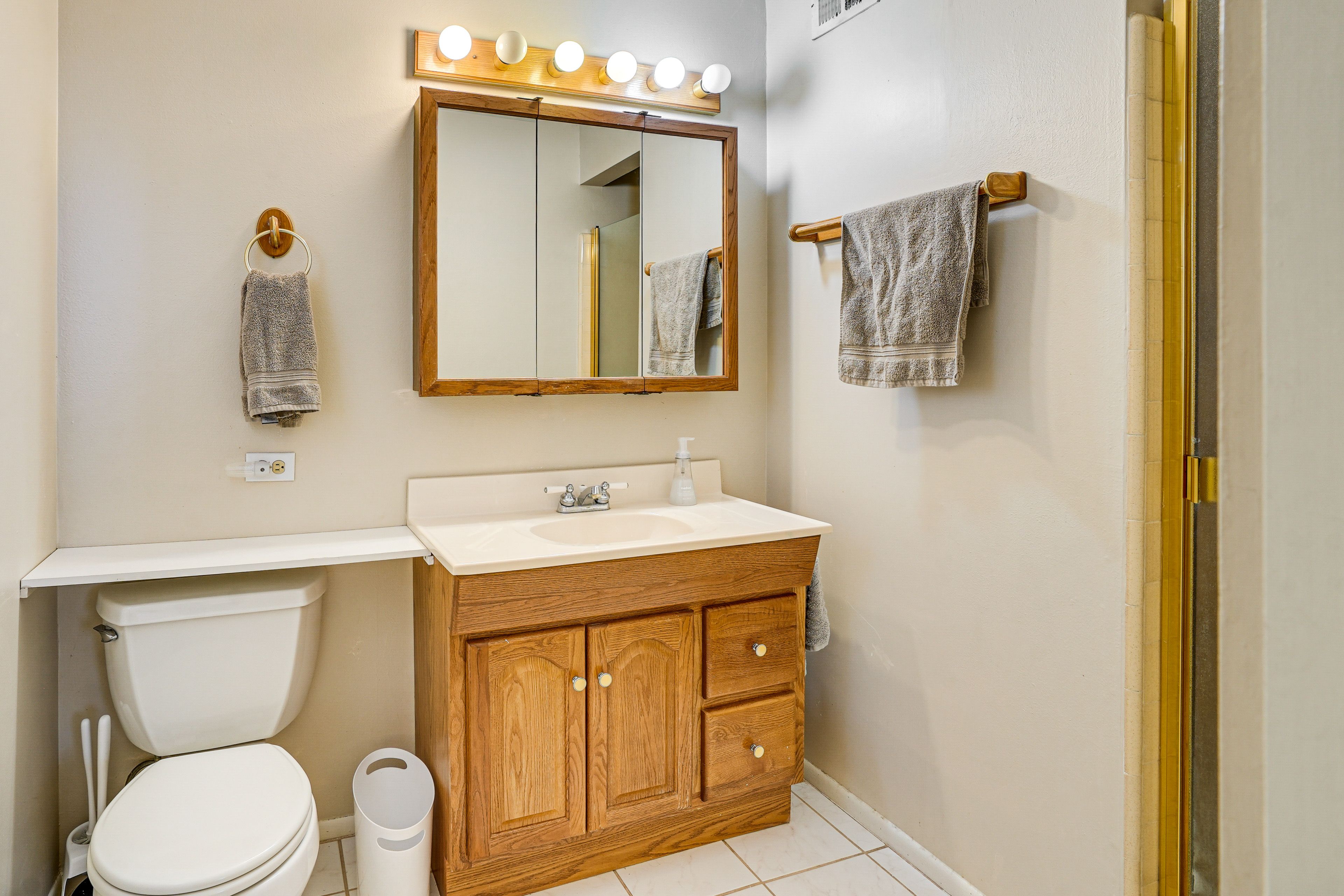 En-Suite Bathroom | Towels & Linens Provided