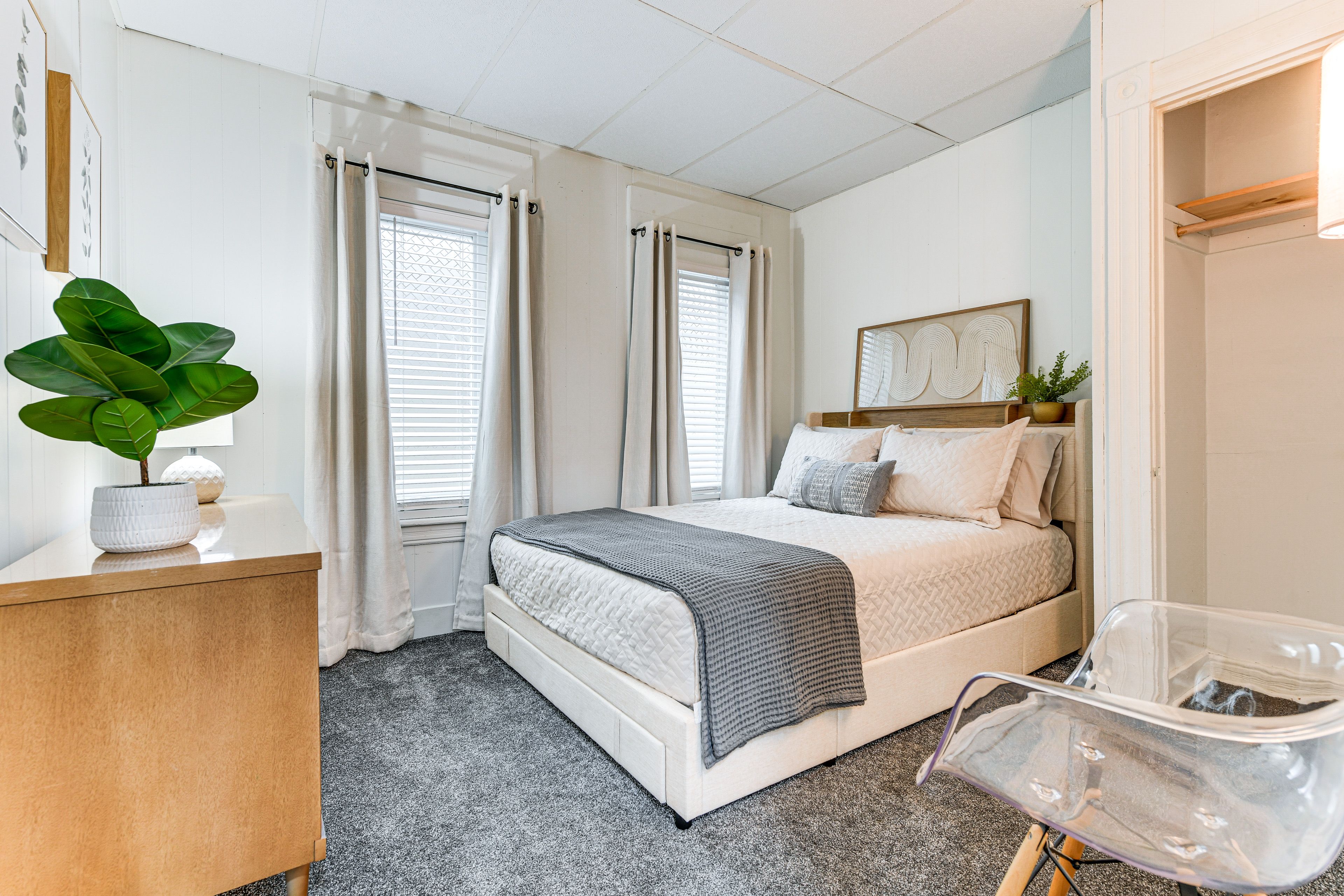 Bedroom | Queen Bed | Linens Provided