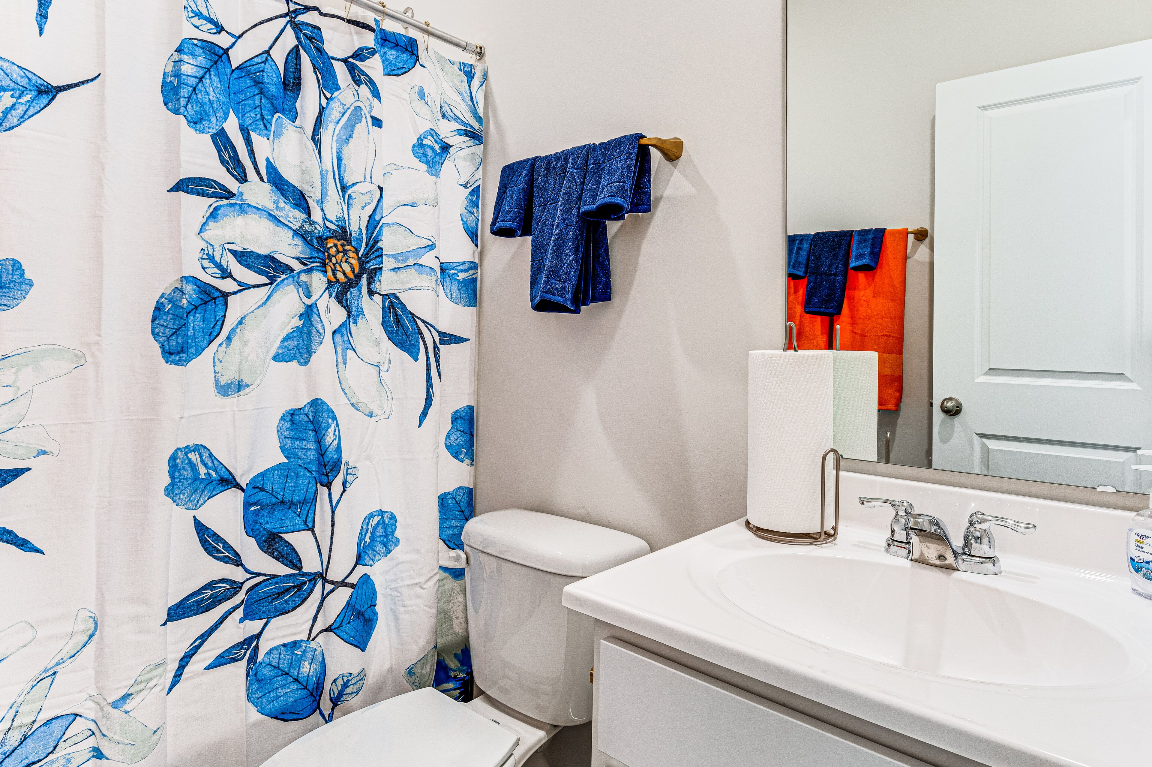 Full Bathroom | Towels Provided