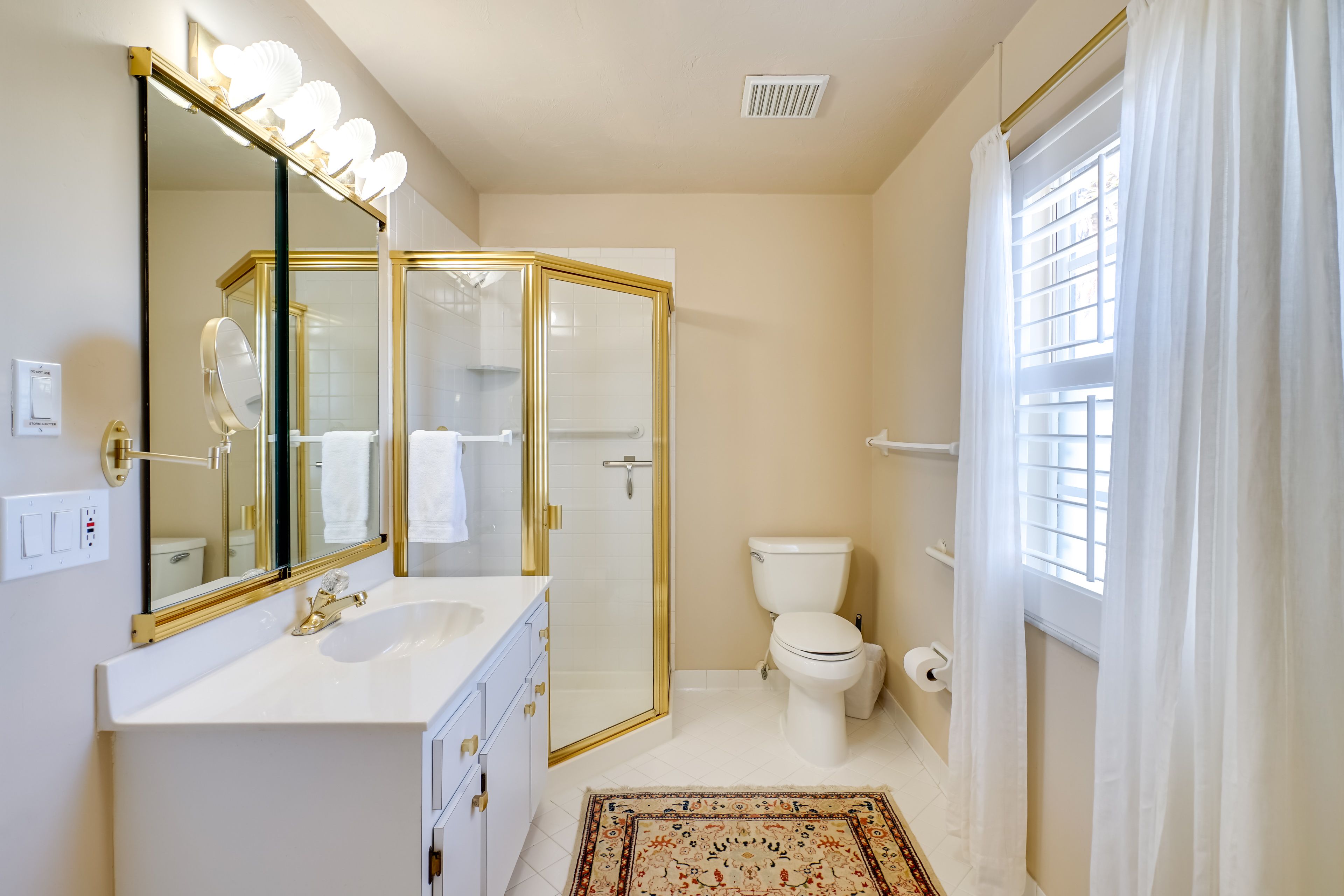 En-Suite Bathroom | 2nd Floor | Towels Provided | Hair Dryer