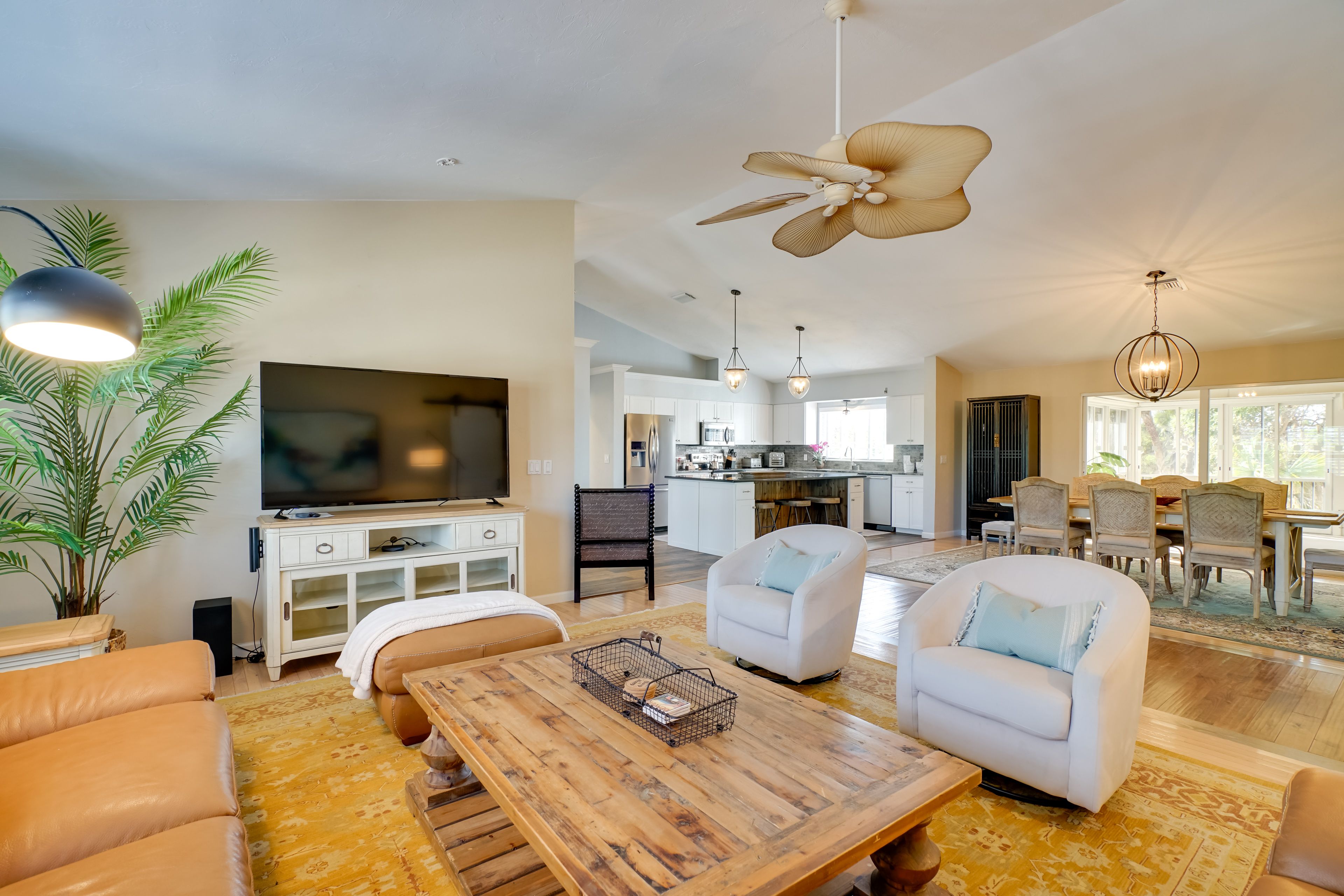 Living Room | 2nd Floor | Smart TV | Free WiFi | Central Heating & A/C