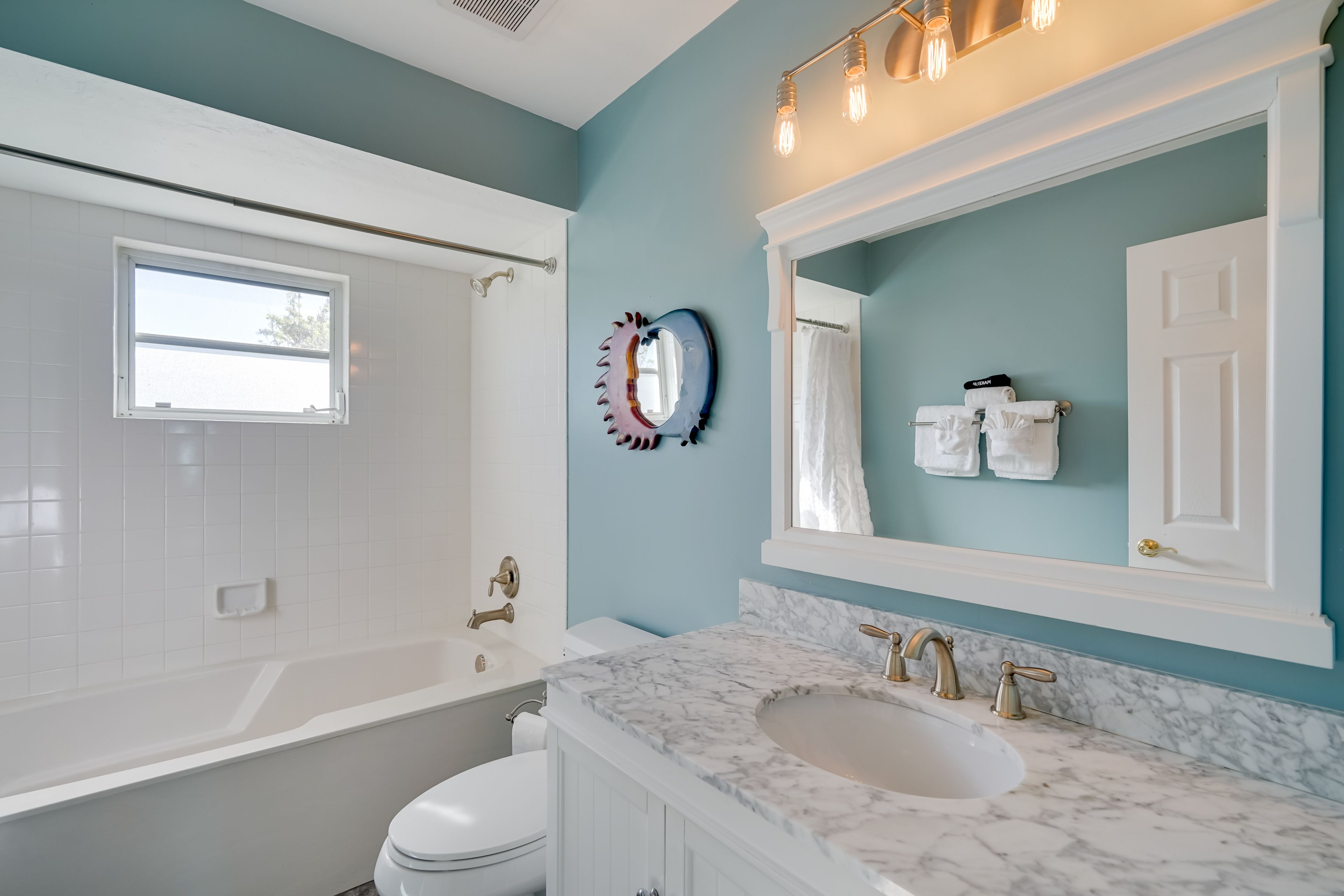 Full Bathroom | 2nd Floor
