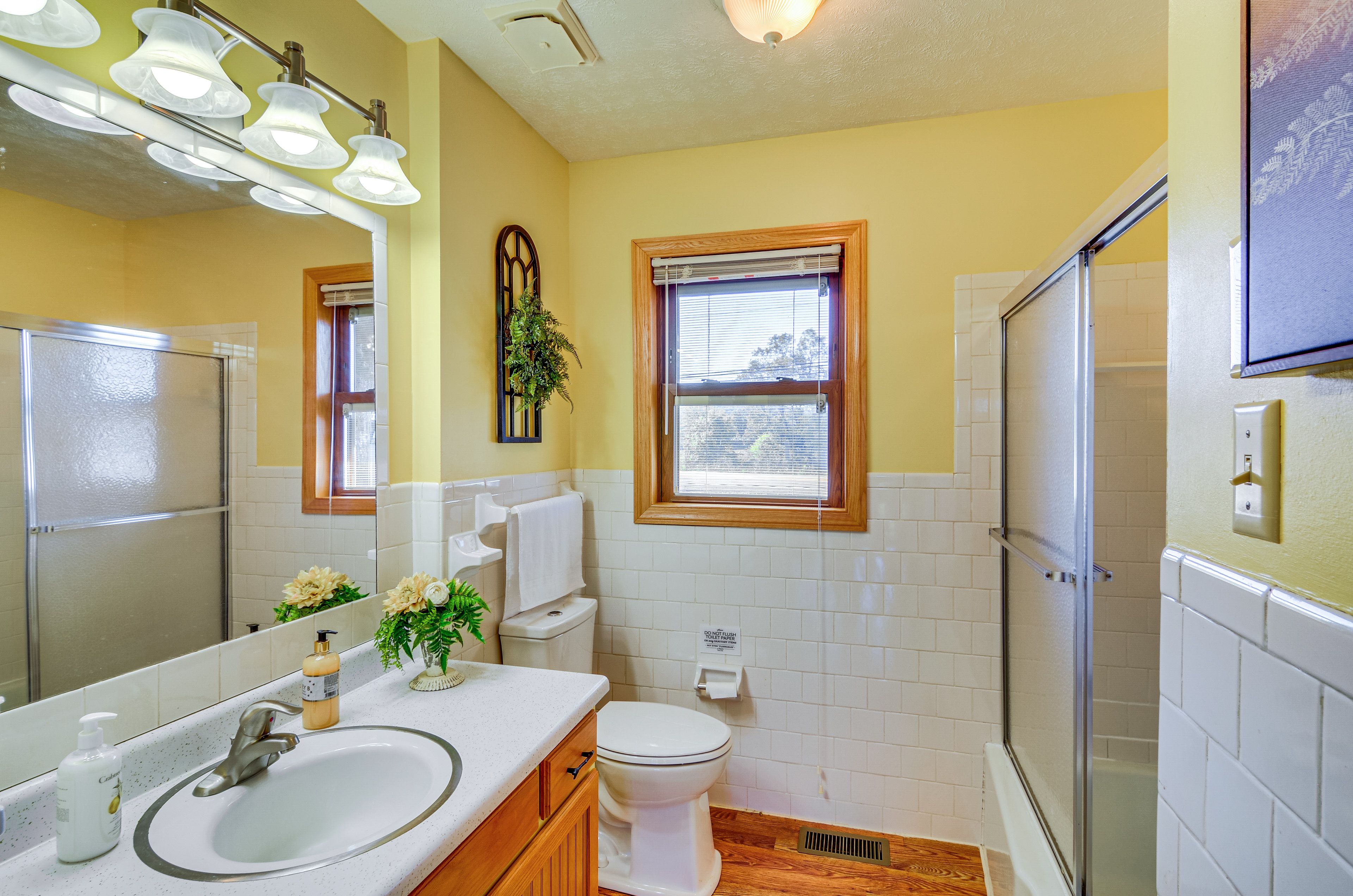 Full Bathroom | Towels Provided
