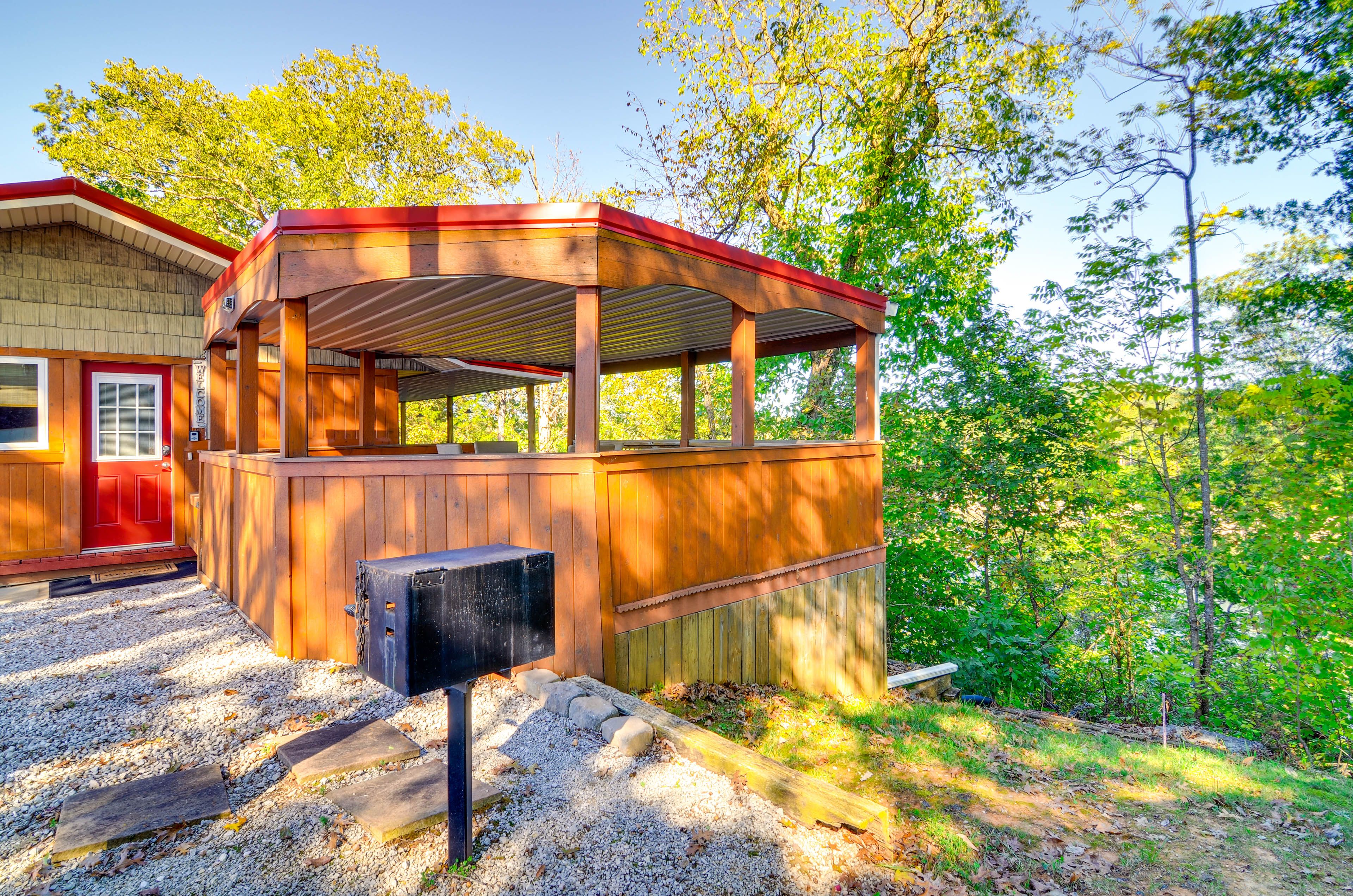 Cabin Exterior | Parking | Driveway (2 Vehicles) | Side Parking (1 Vehicle)