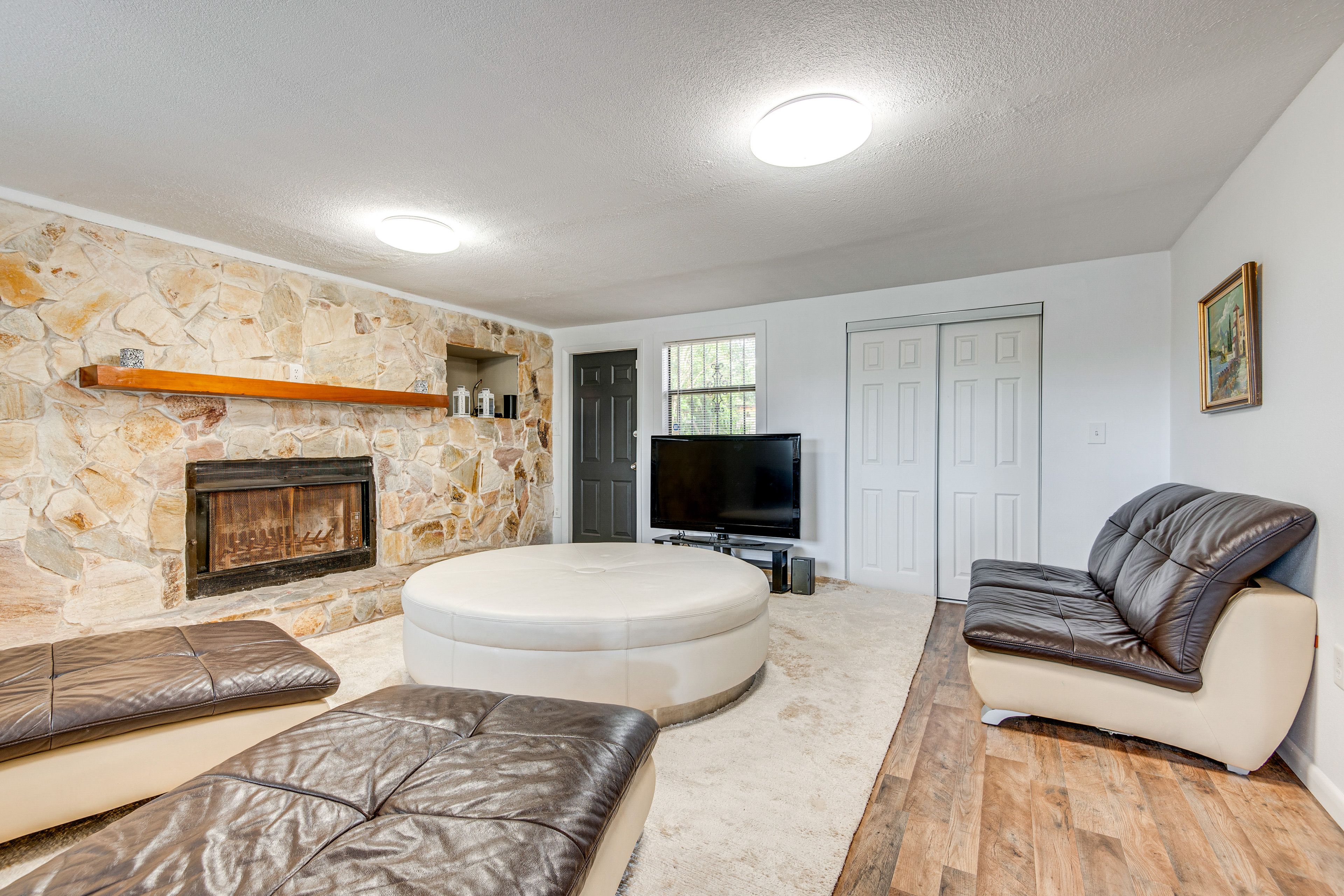 Living Room | Single-Story Home | Central A/C & Heating