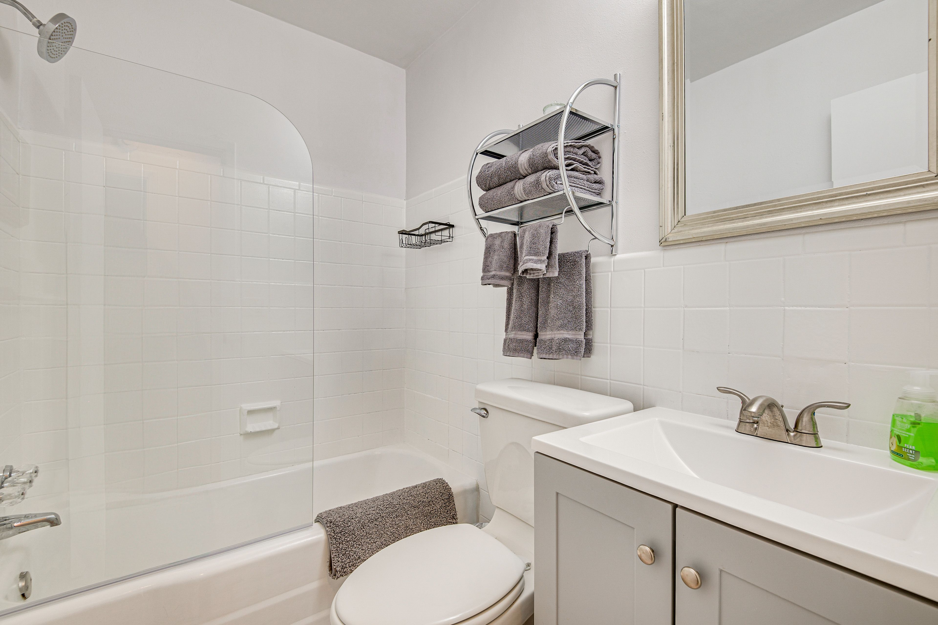 Full Bathroom | Towels Provided