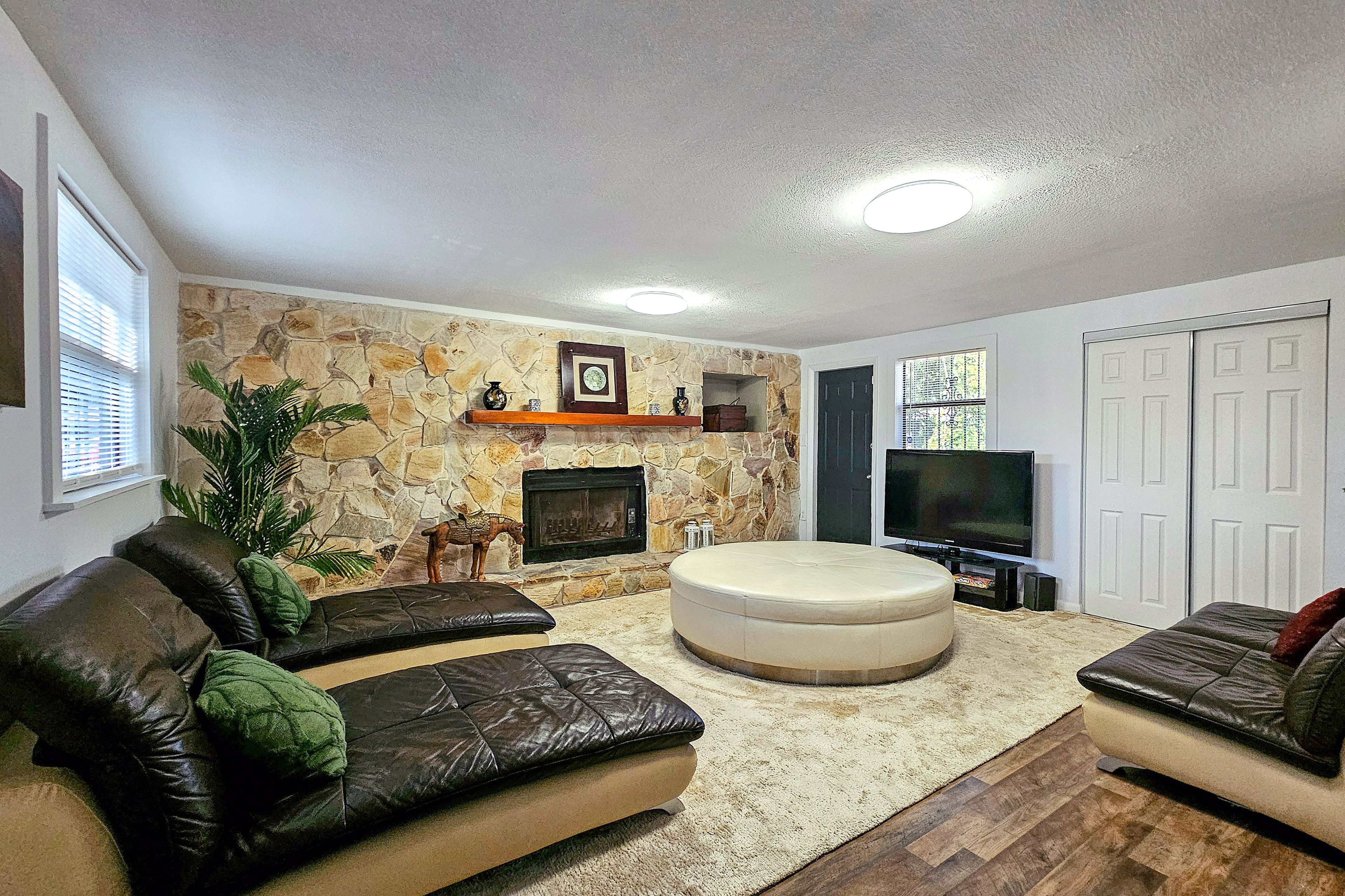 Living Room | Single-Story Home | Central A/C & Heating