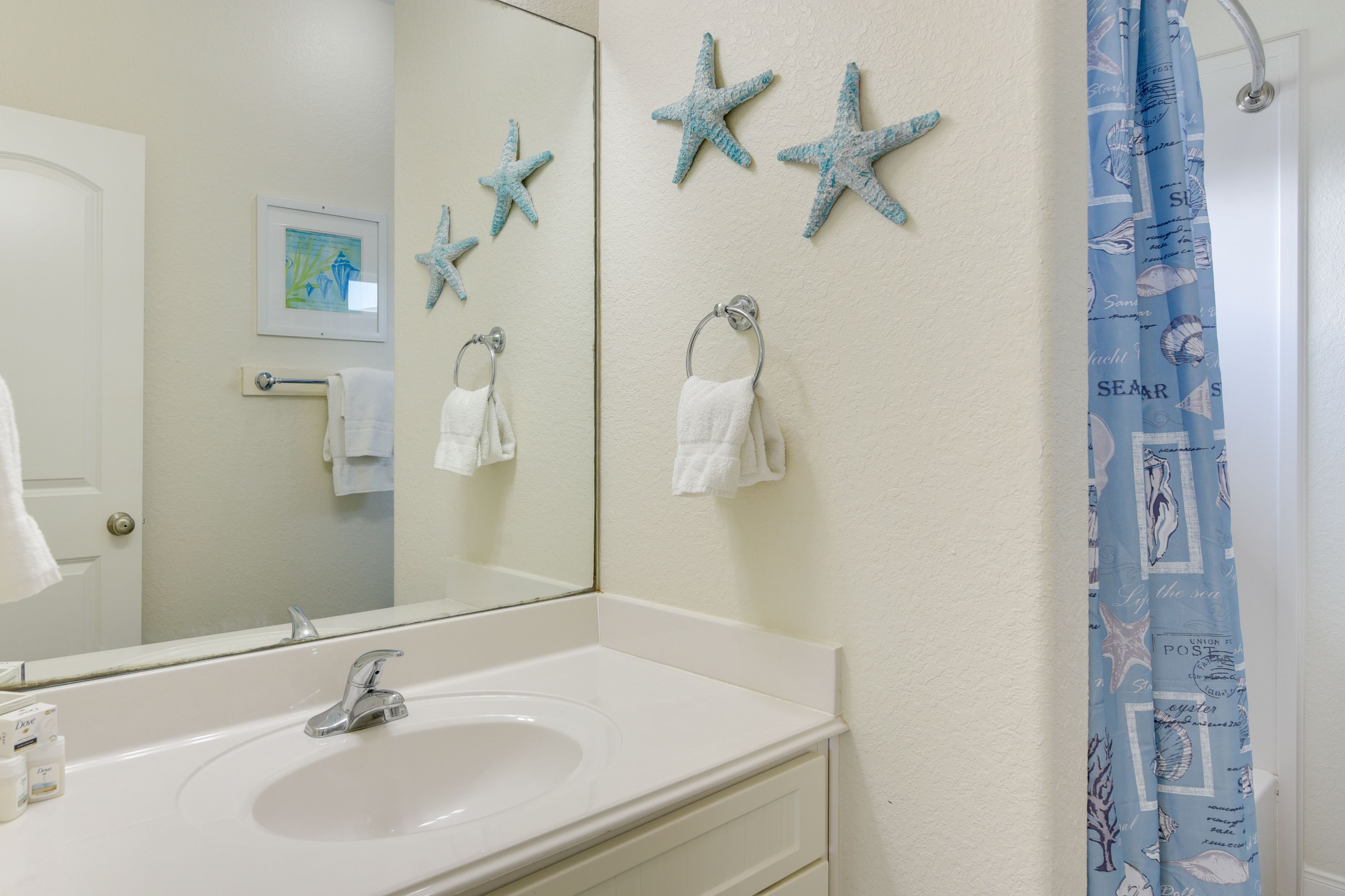 Full Bathroom | Complimentary Toiletries