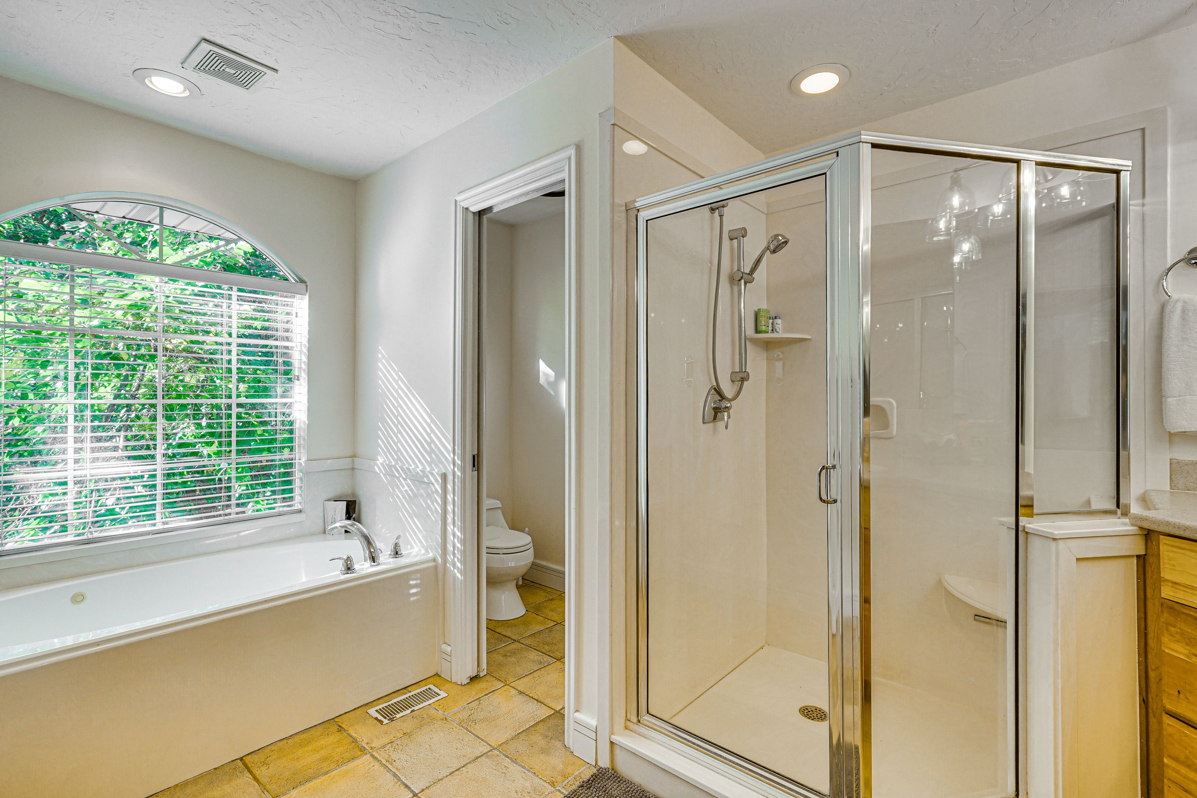 En-Suite Bathroom | Upper Level | Jetted Tub | Towels Provided