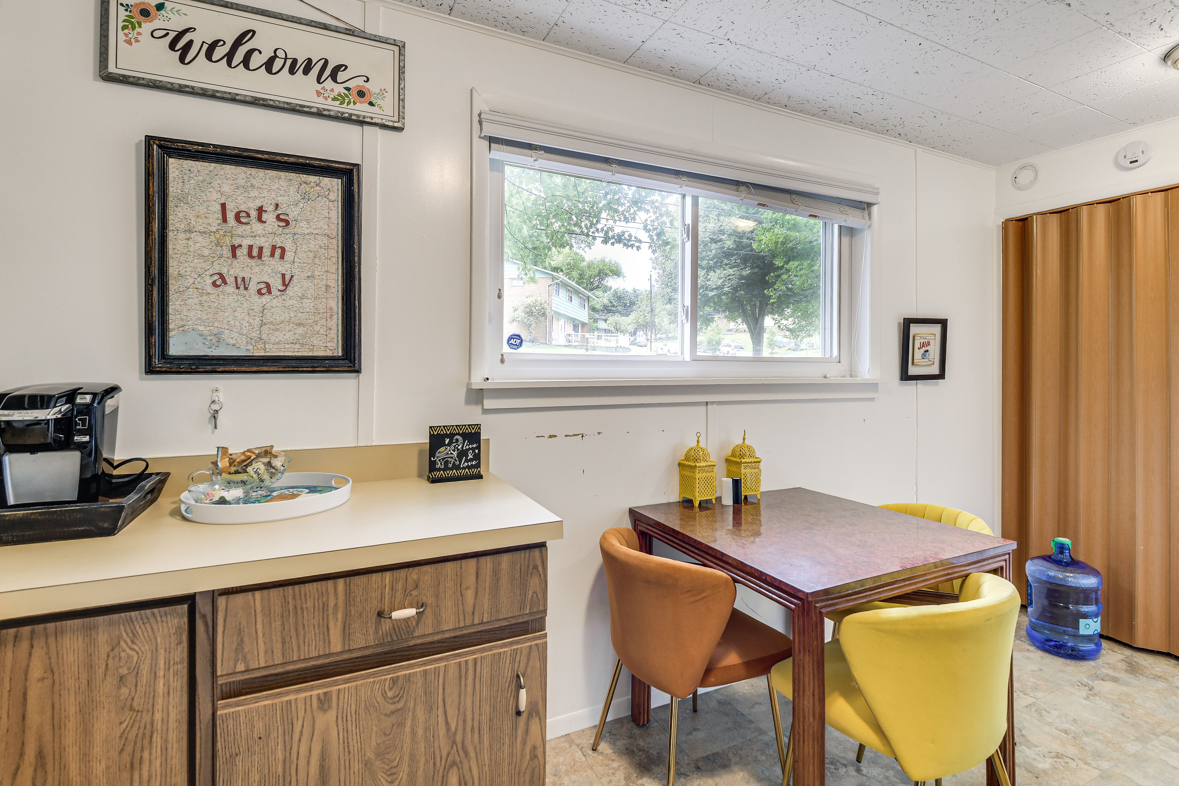 Dining Area | Dishware/Flatware Provided