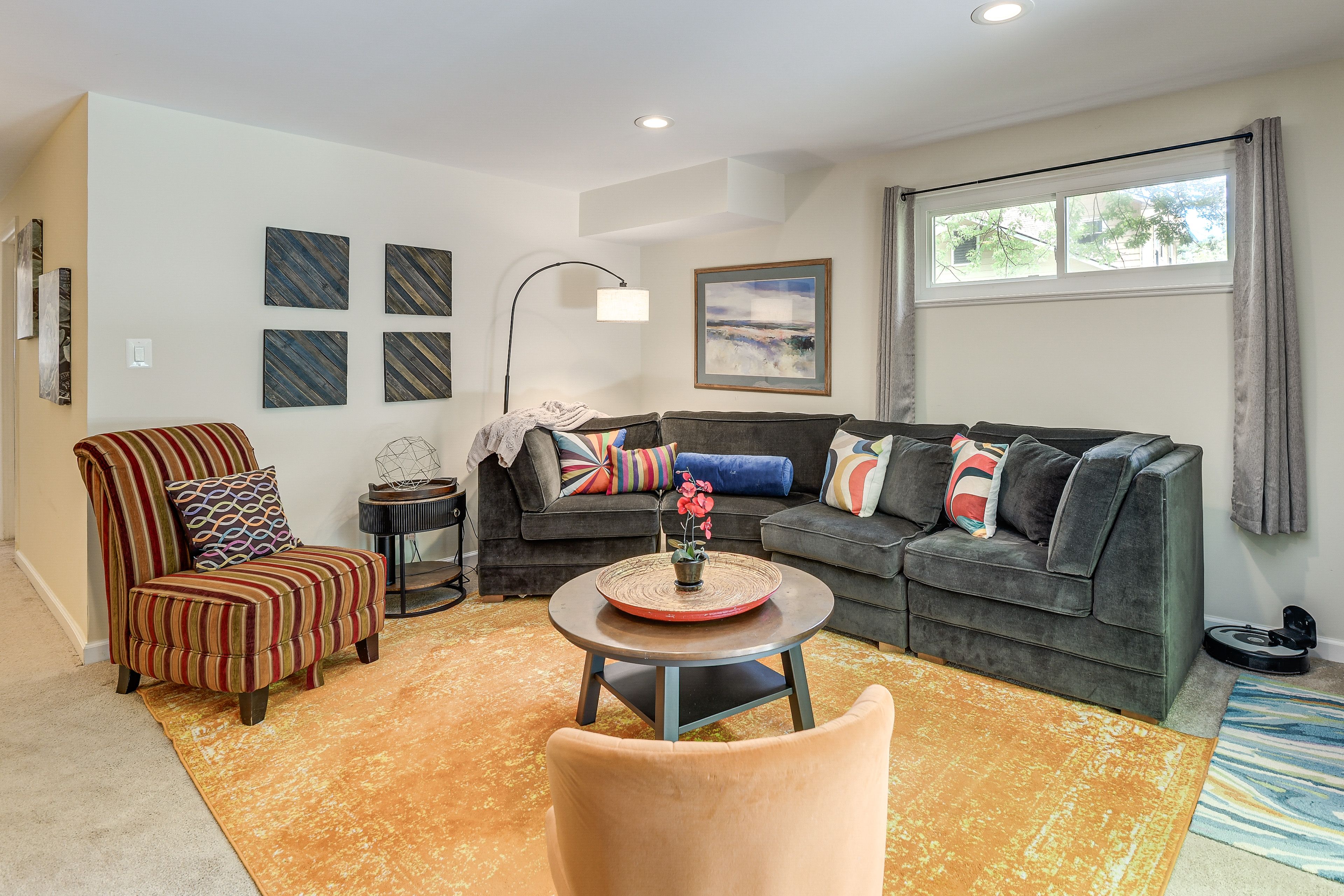 Living Room | Free WiFi | Central Heating & A/C | Smart TV