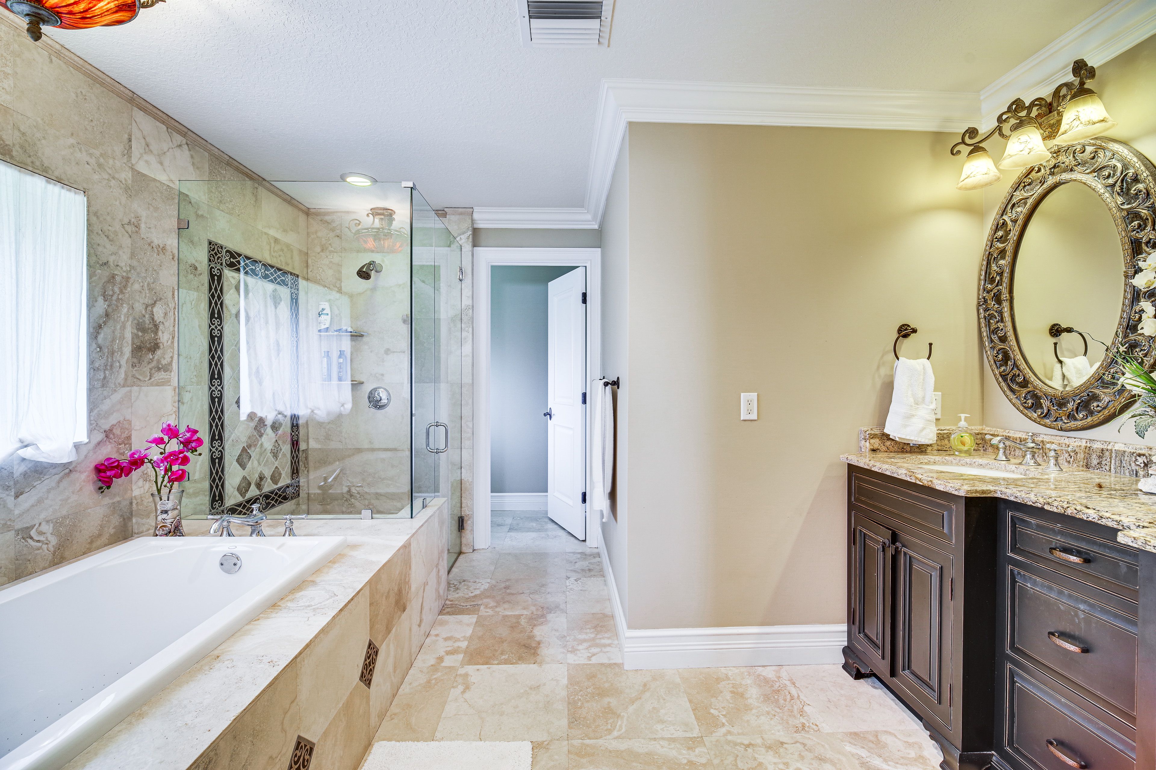 En-Suite Bathroom | 1st Floor