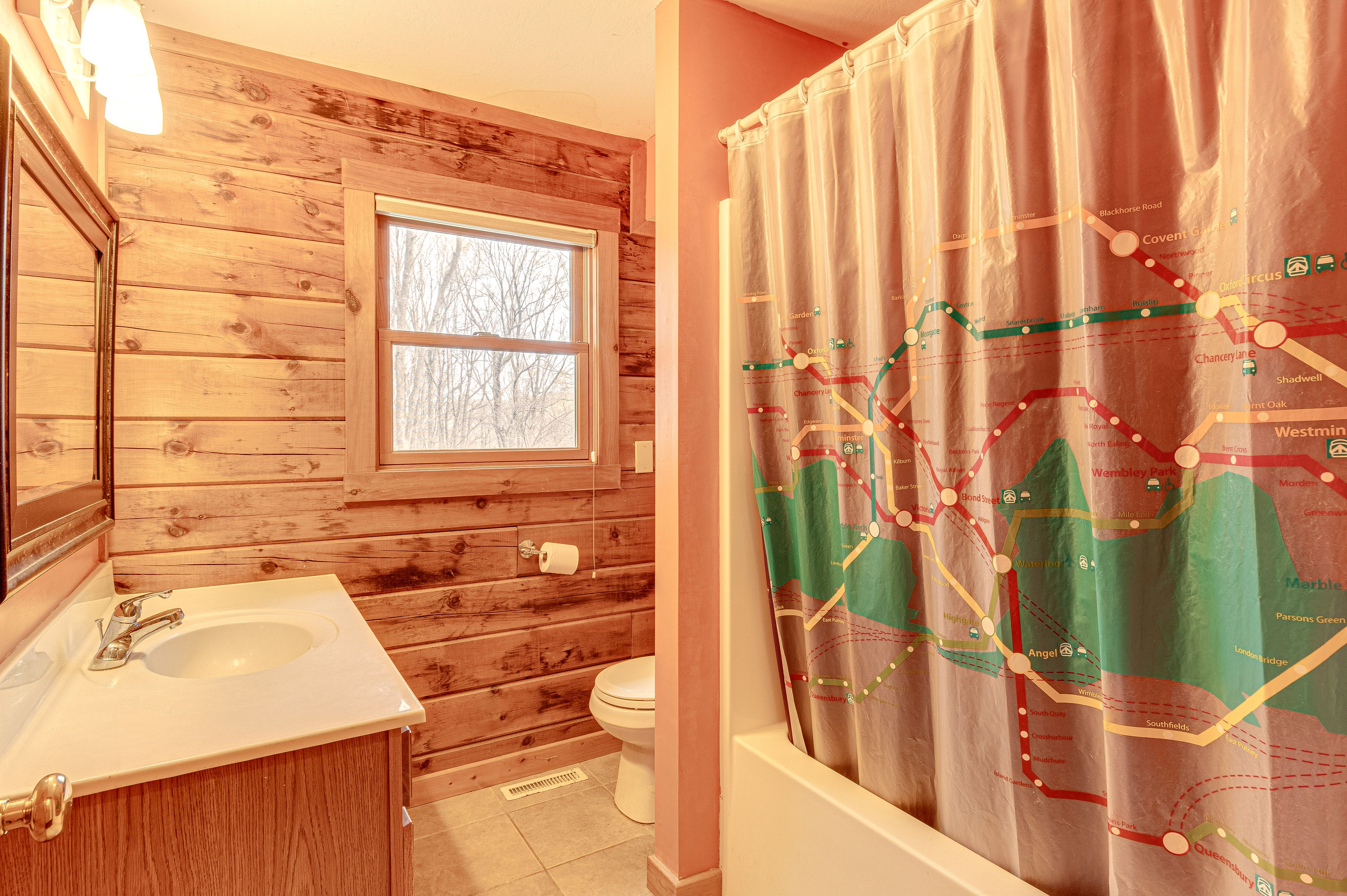 Full Bathroom | 1st Floor | Towels Provided