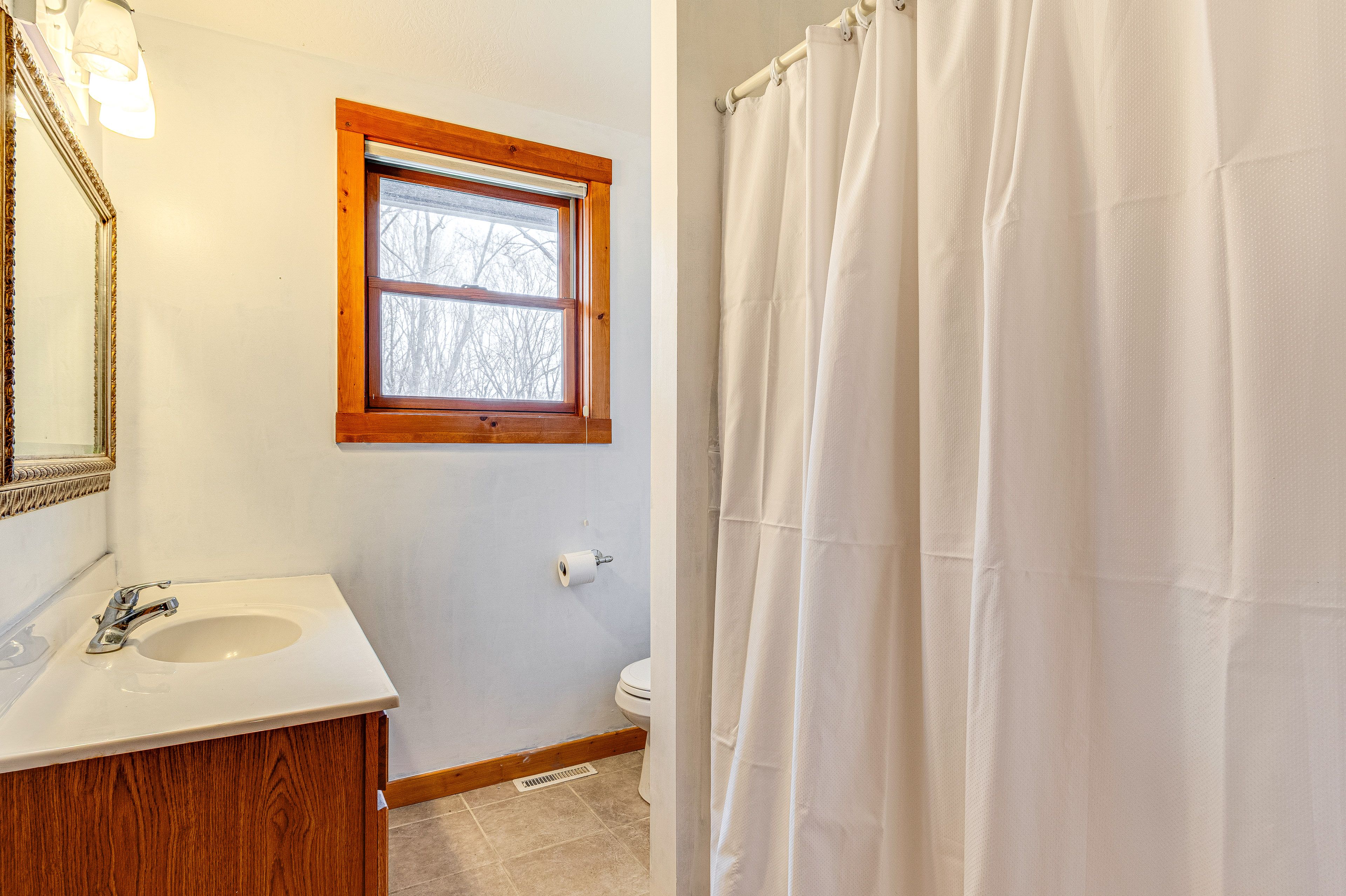 Full Bathroom | 2nd Floor | Complimentary Toiletries