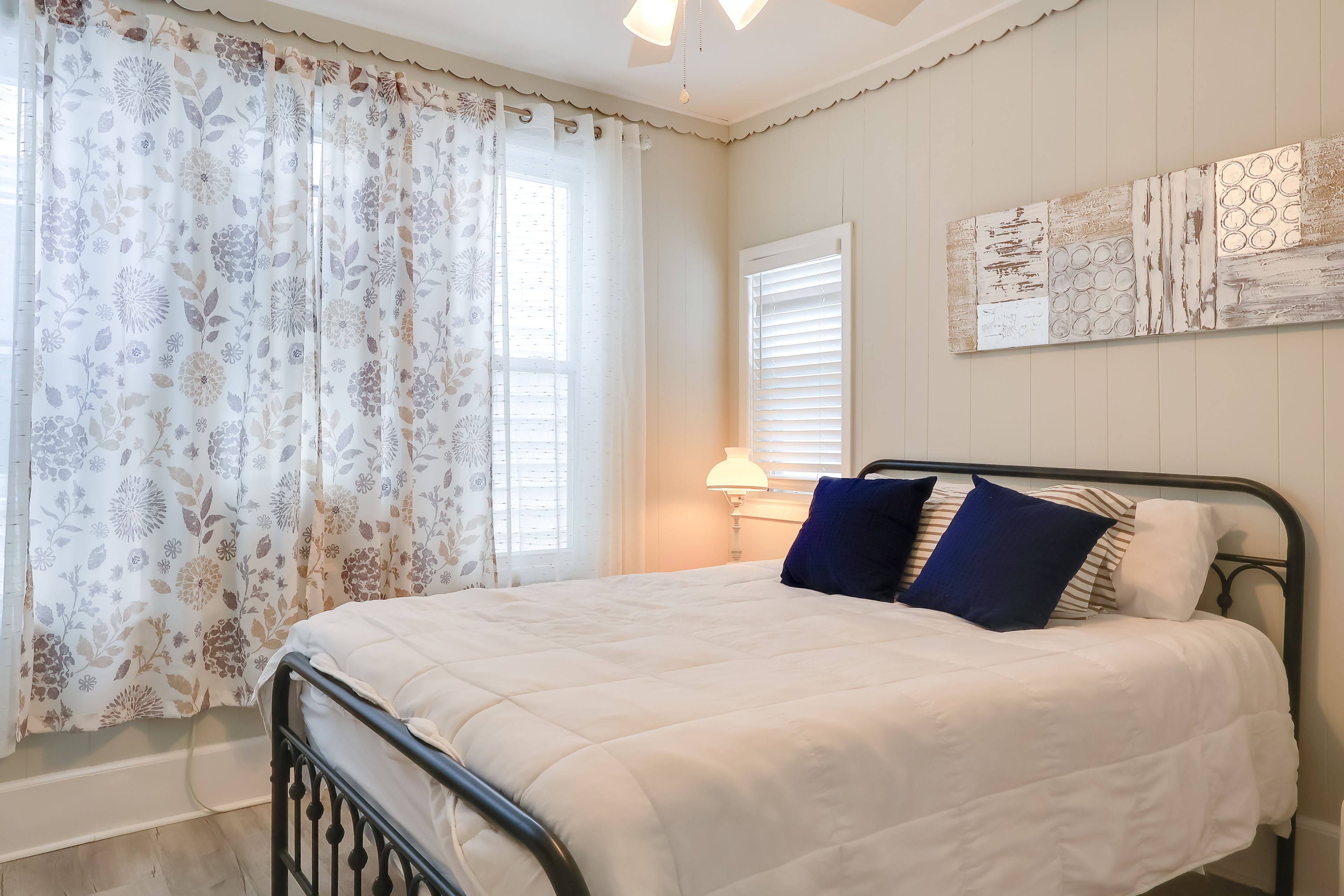 Bedroom | Queen Bed | Linens Provided