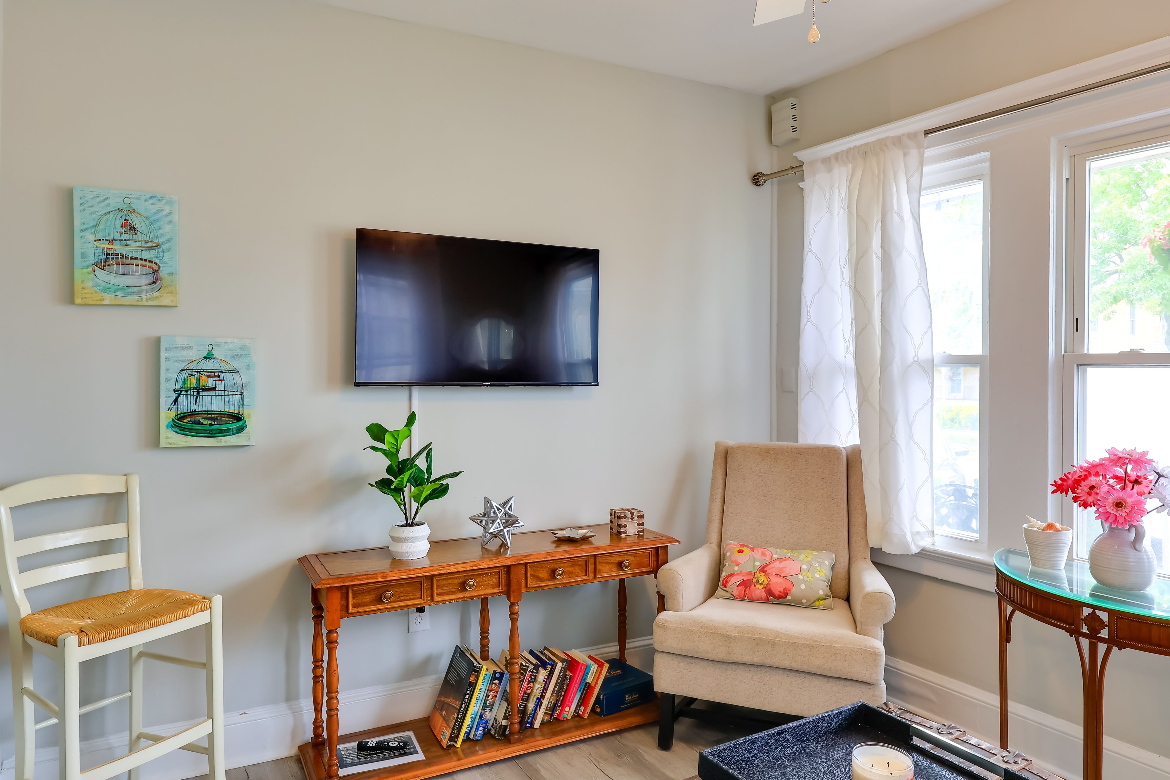 Living Room | Free WiFi | Smart TV