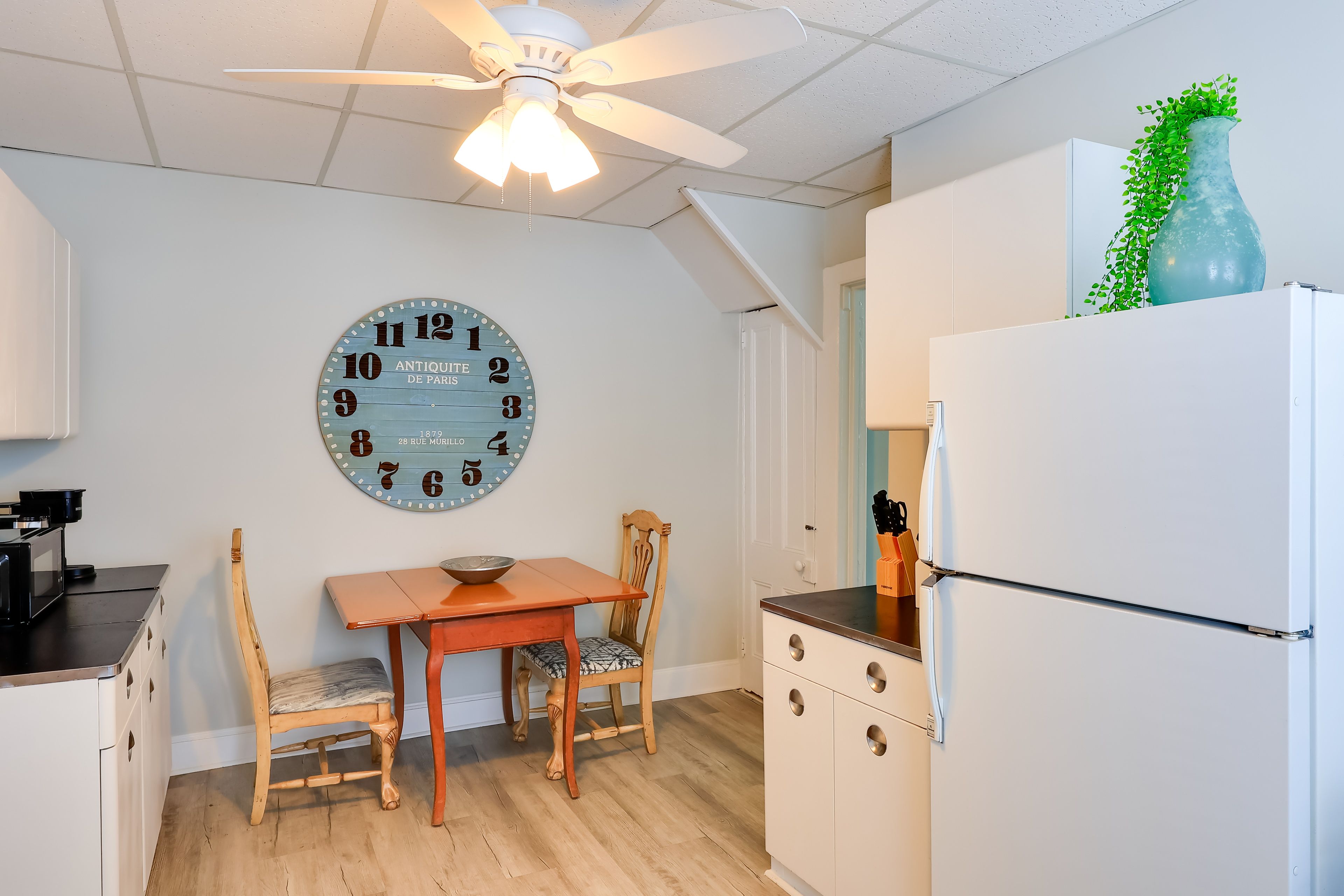 Kitchen & Dining Area | Dishes & Flatware Provided