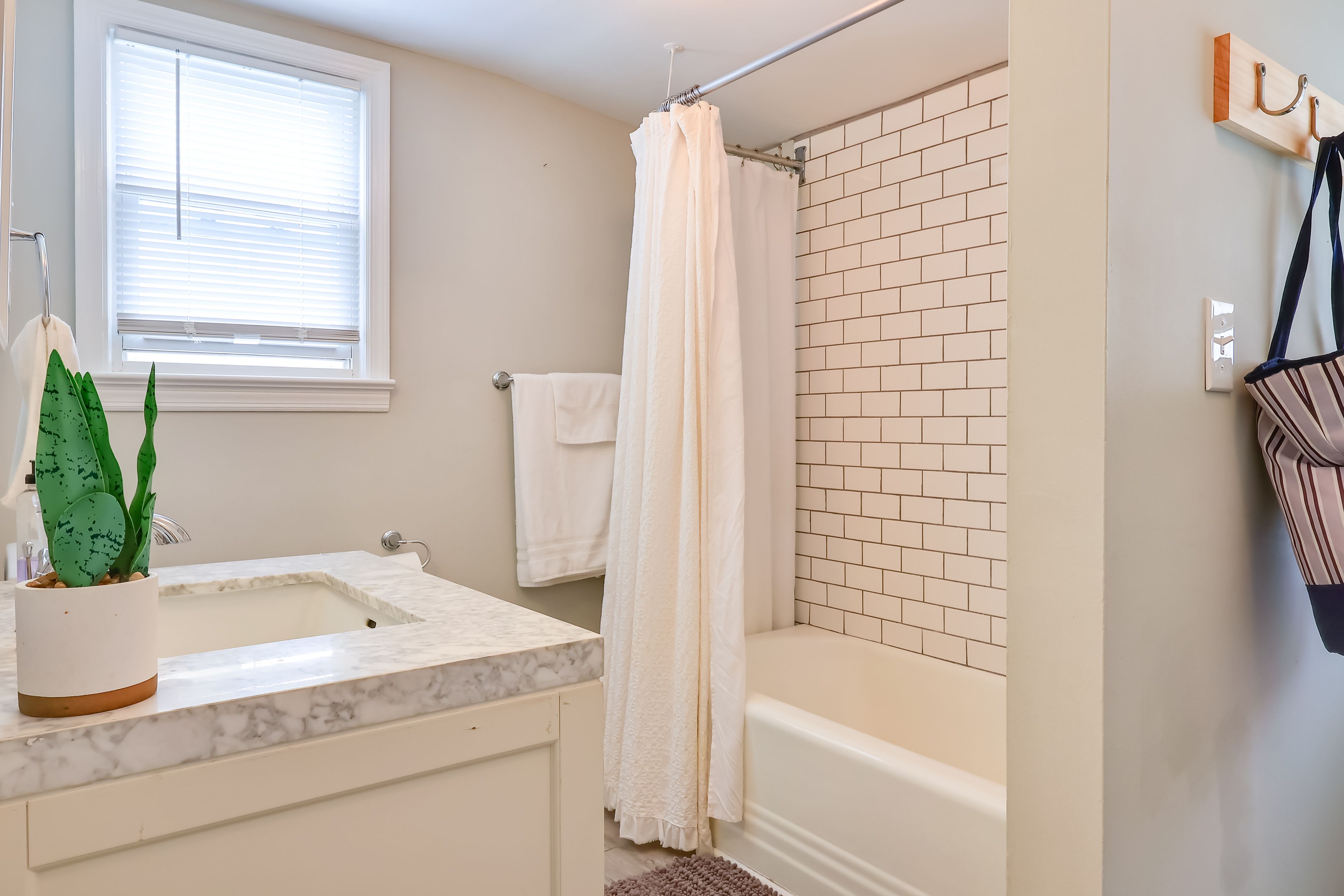 Full Bathroom | Towels Provided