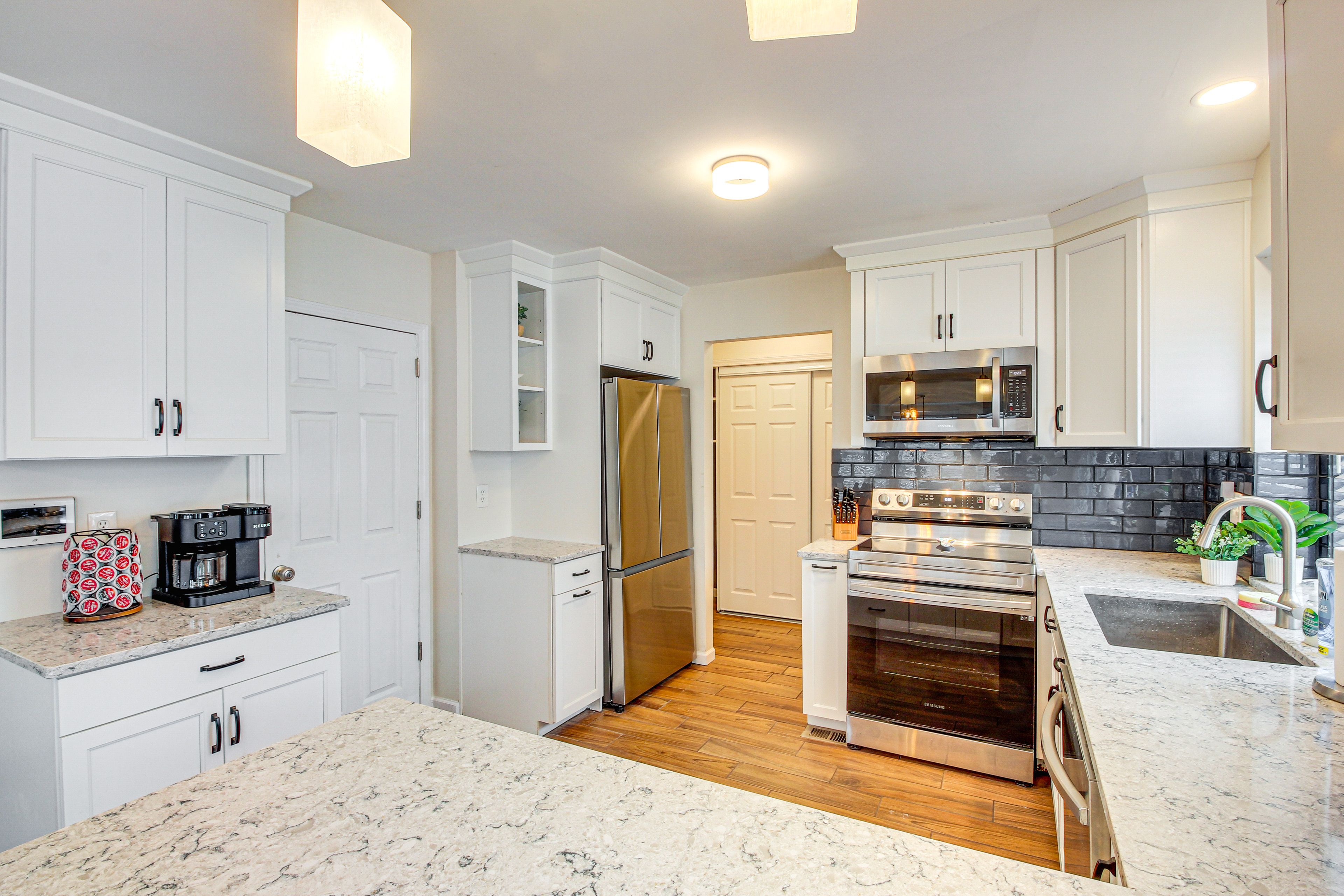 Kitchen | Dual Keurig/Drip Coffee Maker | Dishwasher | 1st Floor