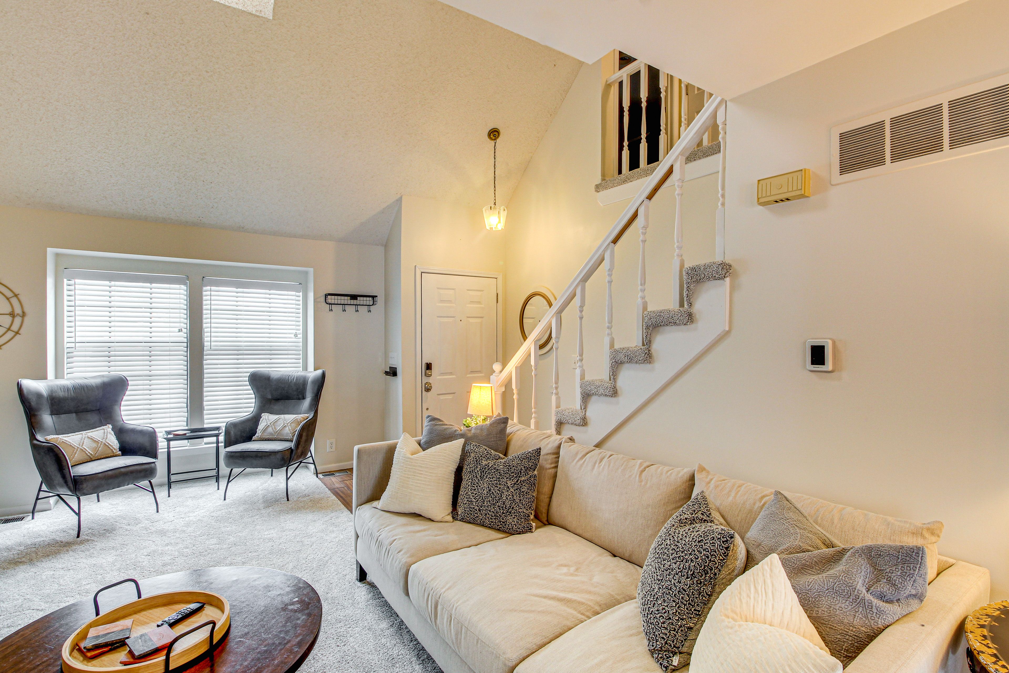 Living Room | Free WiFi | Smart TV | Fireplace | 1st Floor
